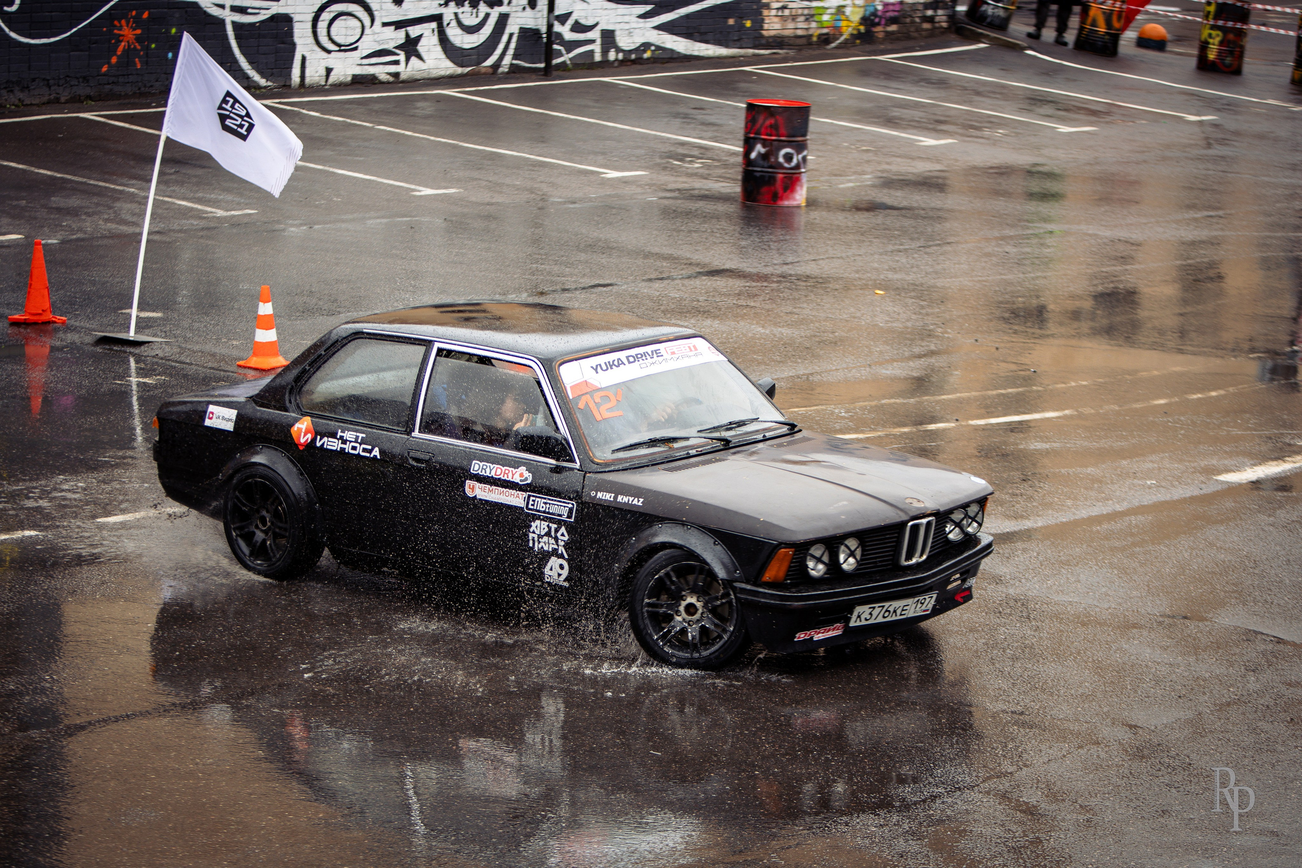 SHOWDOWN. Rusty Photographer