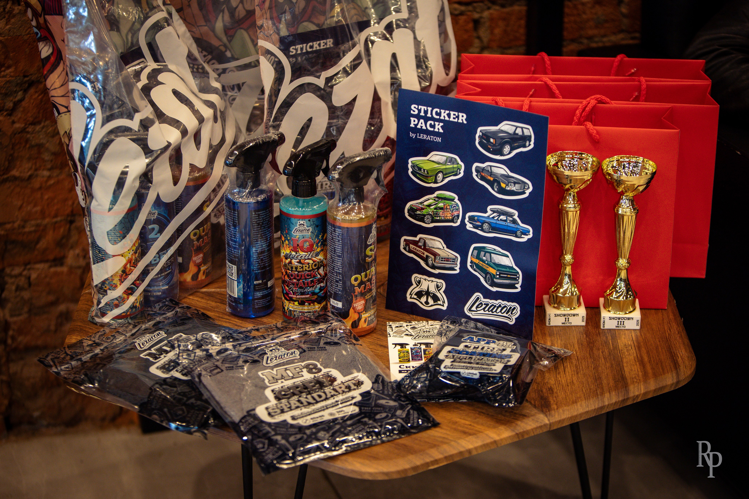 SHOWDOWN. Rusty Photographer