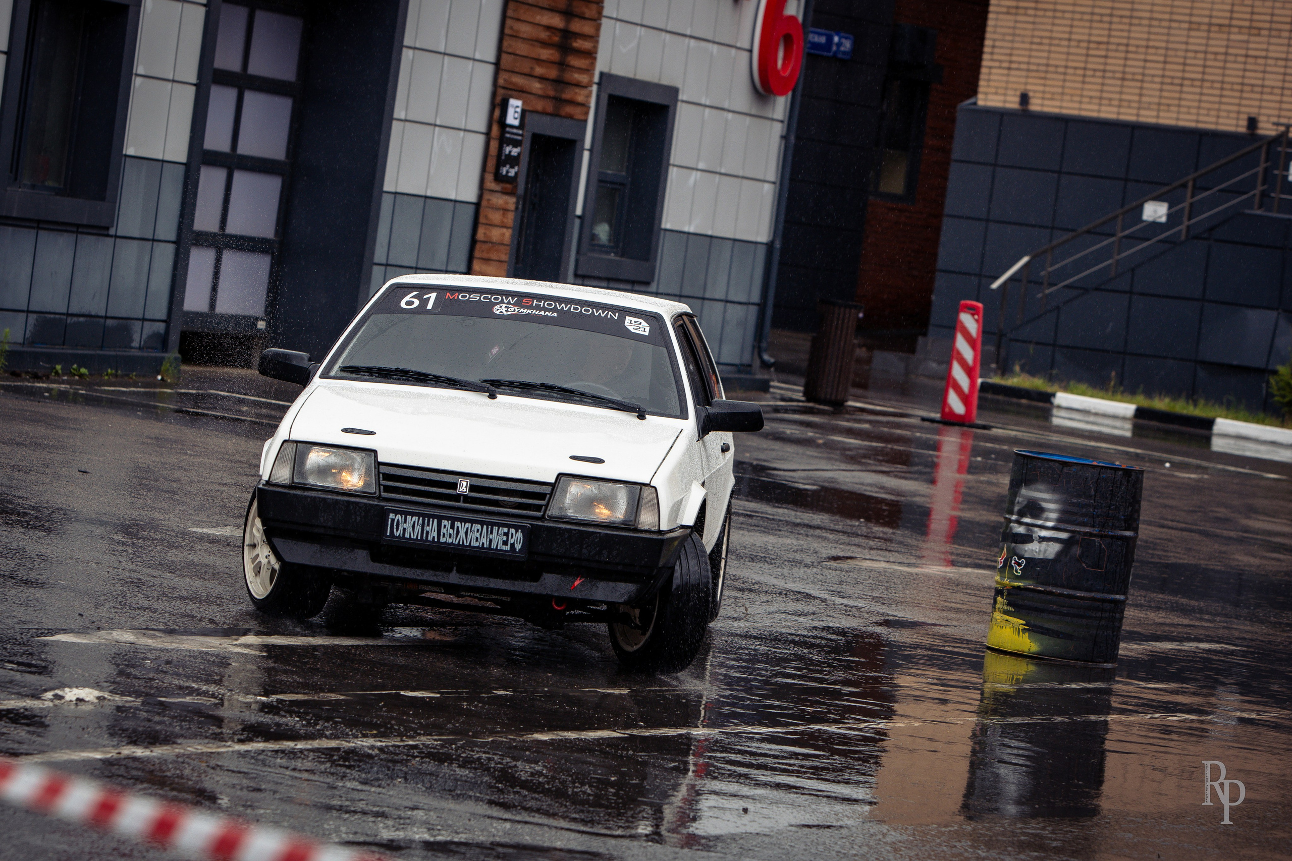 SHOWDOWN. Rusty Photographer