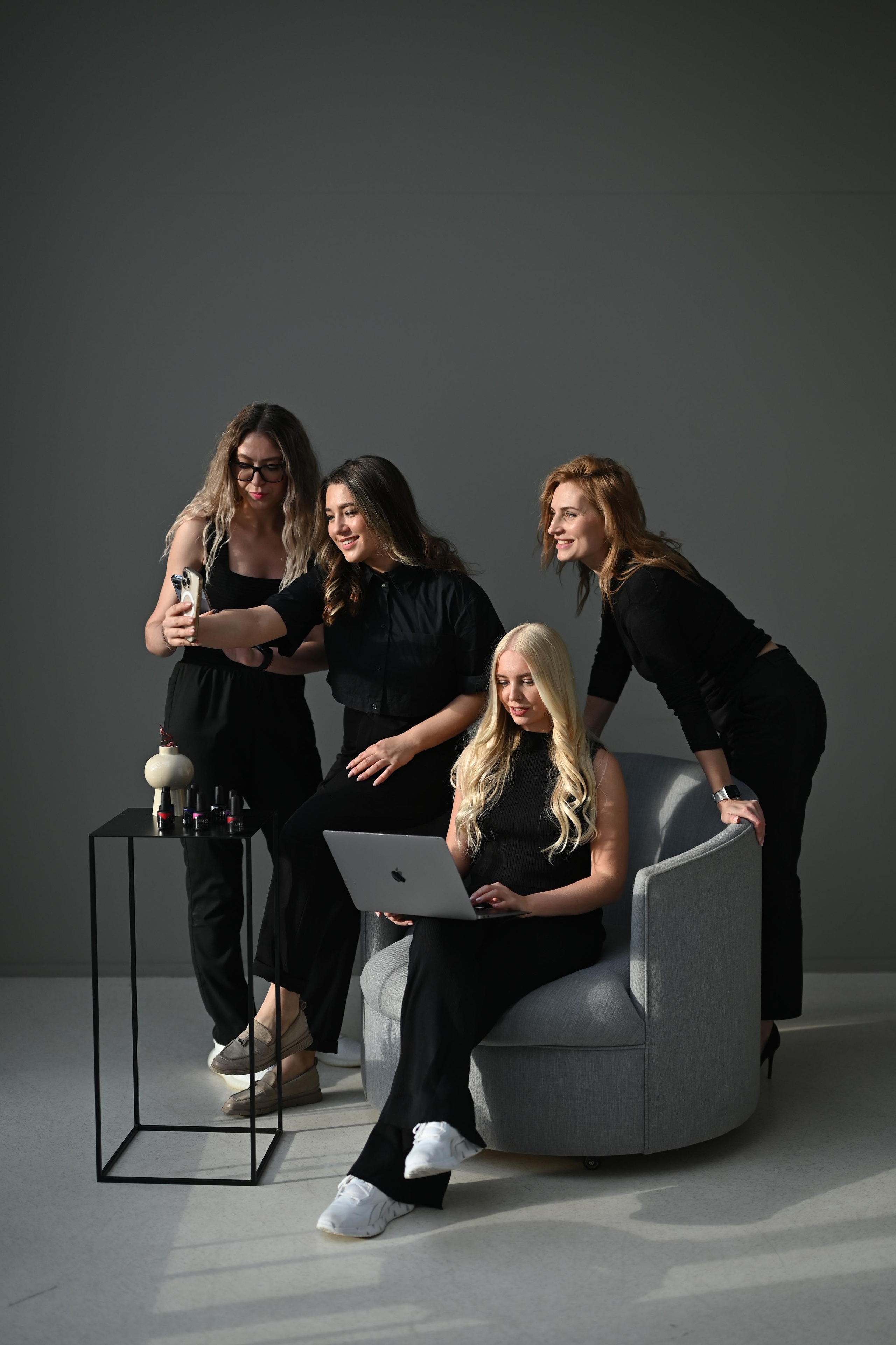 Съёмка команды Nail-студии. Semerlina.ru