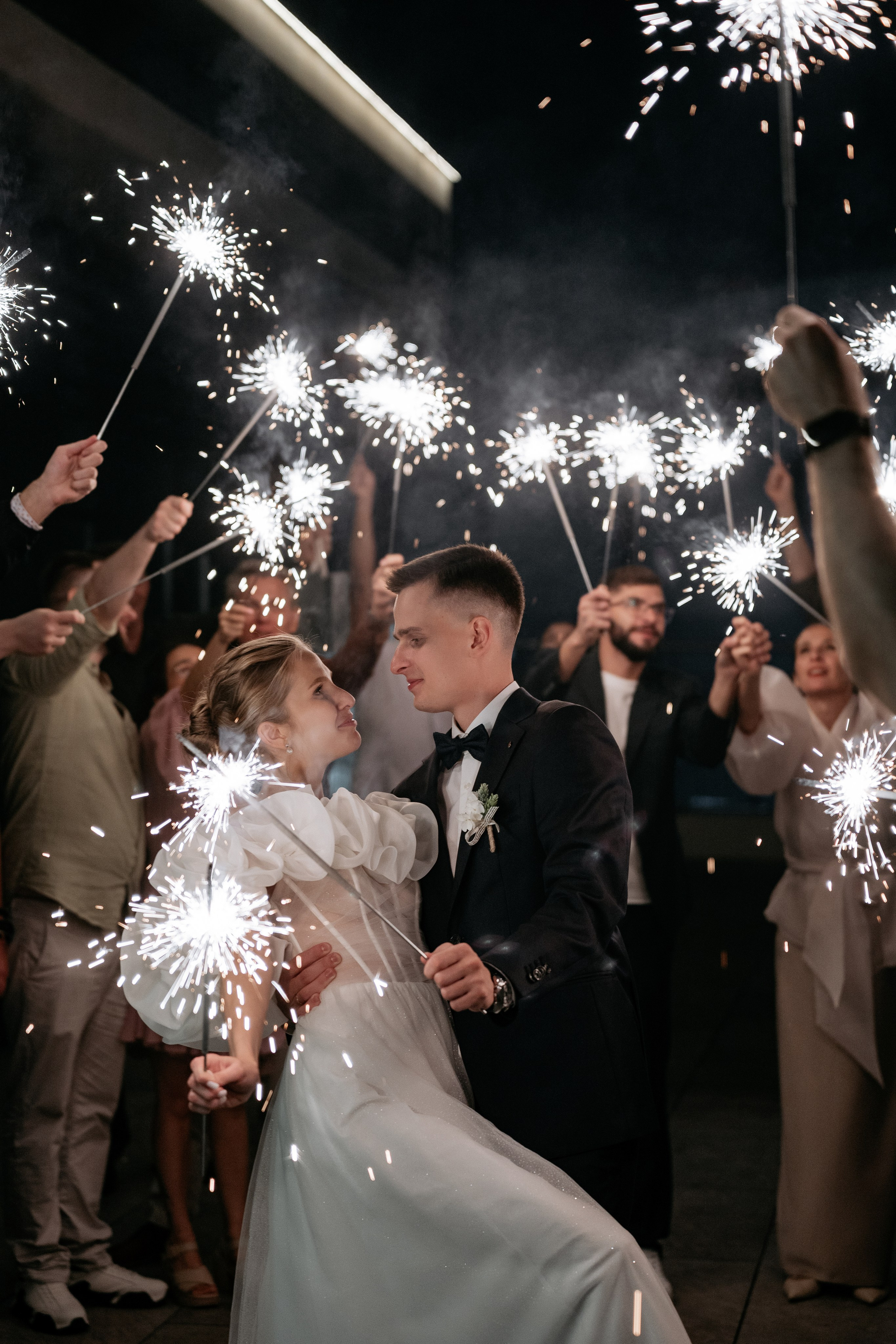Бенгальские огни - в честь молодоженов на банкете, фотограф Новороссийск.