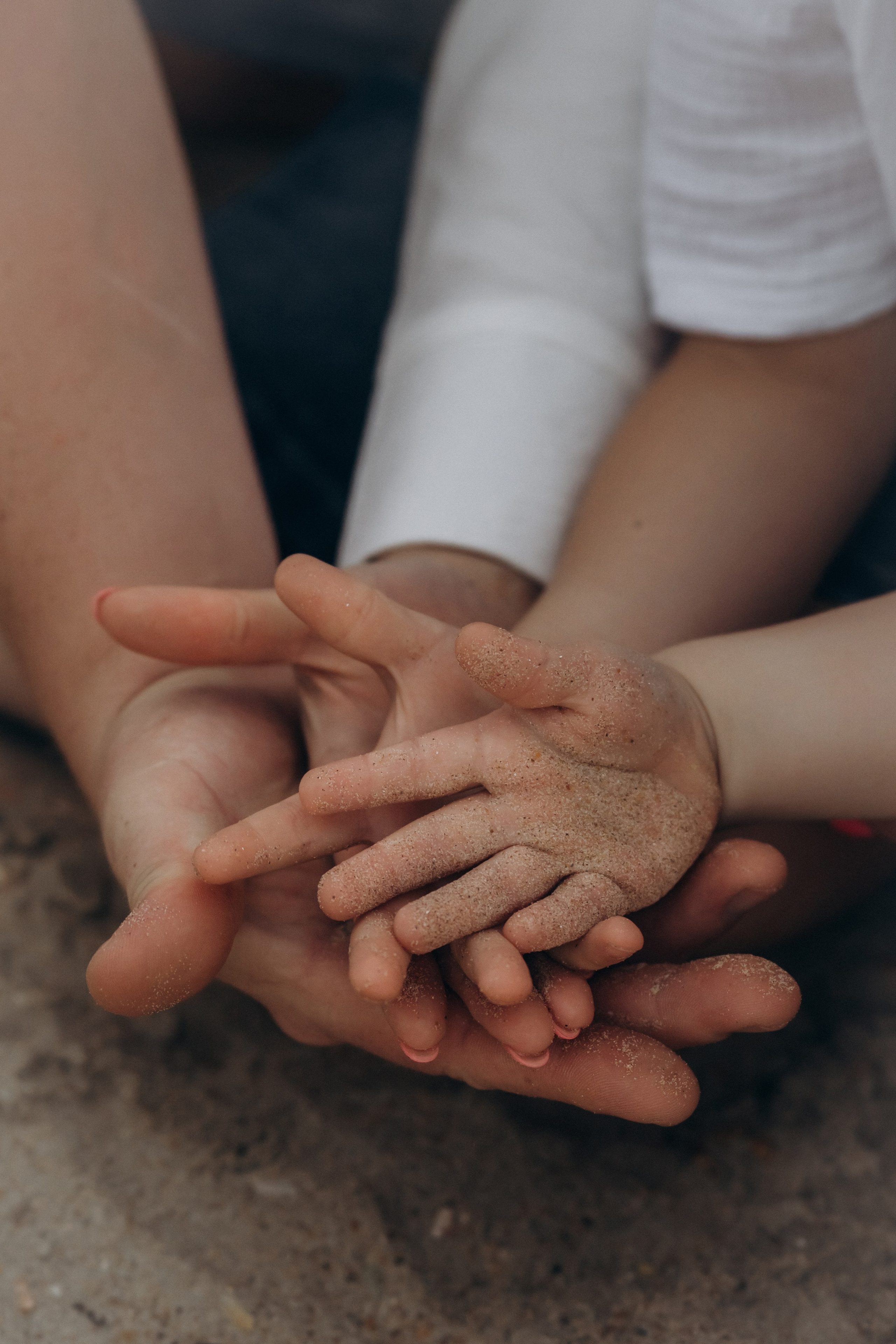 Семейная медитация: фотограф Голубицкая поймала тихий момент у воды на закате  