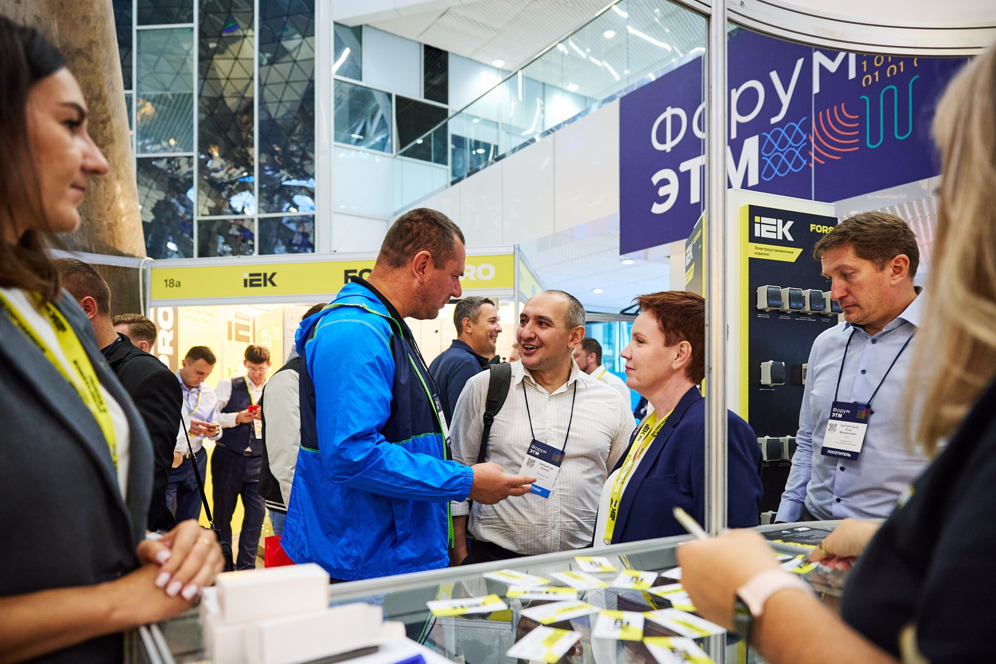 Фотограф на выставке IEK — репортажная съёмка корпоративного стенда в Москве. Репортажный фотограф в Москве — Дмитрий Тарасов | Съёмка мероприятий, концертов, корпоративов