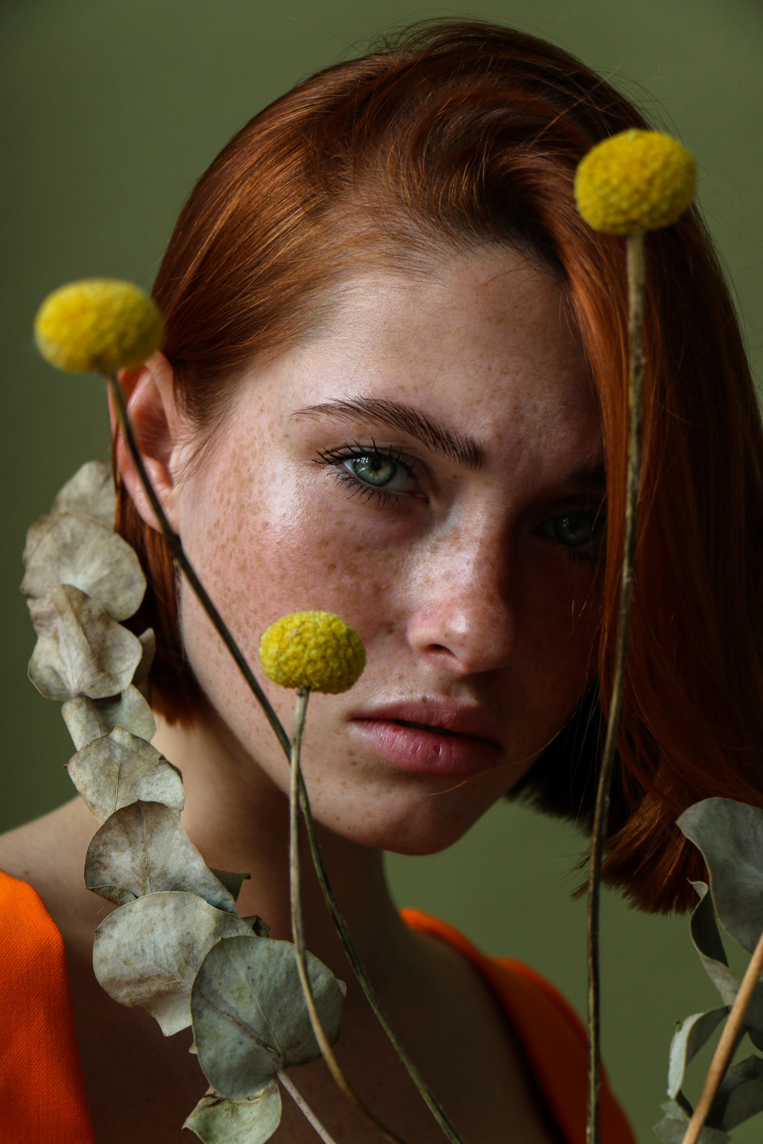 Портрет девушки в Москве. Модель. Крупный портрет в цветах. 