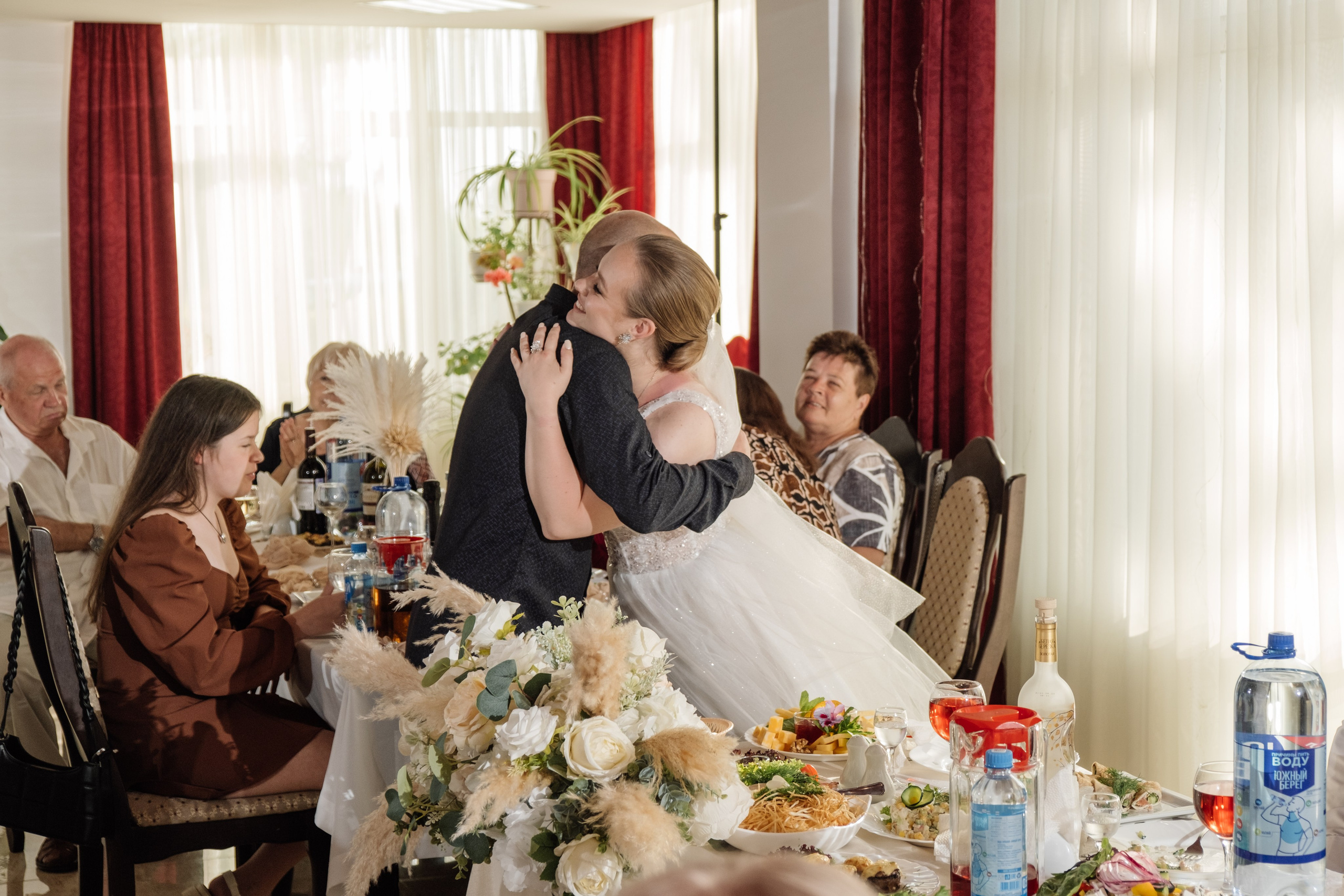 Свадебный ретопртаж. Профессиональная фотосъемка в Крыму. Натуральные эмоции и живые кадры. Забронируйте дату прямо сейчас!