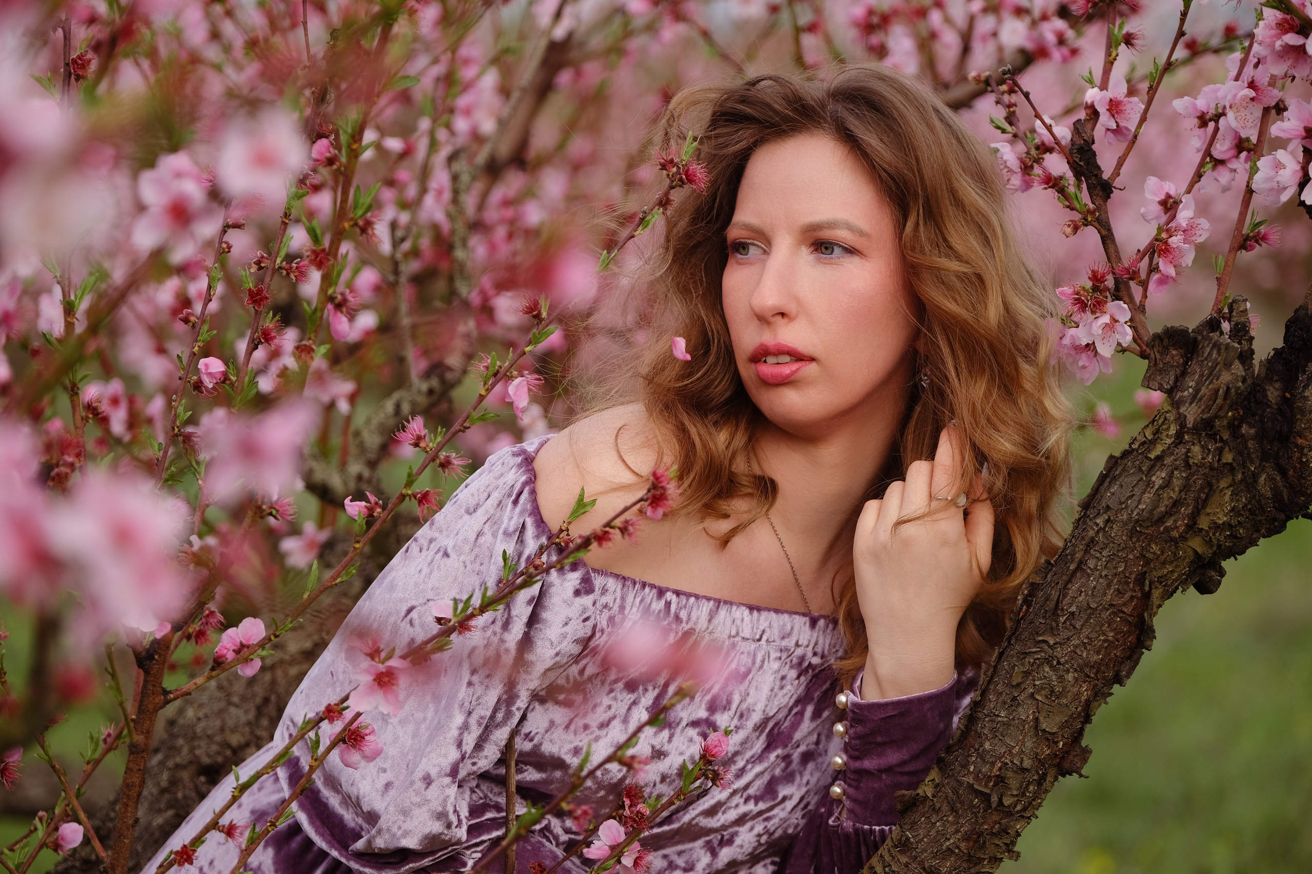 Фотосессия в садах: Персик, лаванда, мак, виноград, подсолнух, ромашка, сирень и др. Профессиональная фотосъемка в Крыму. Натуральные эмоции и живые кадры. Забронируйте дату прямо сейчас!