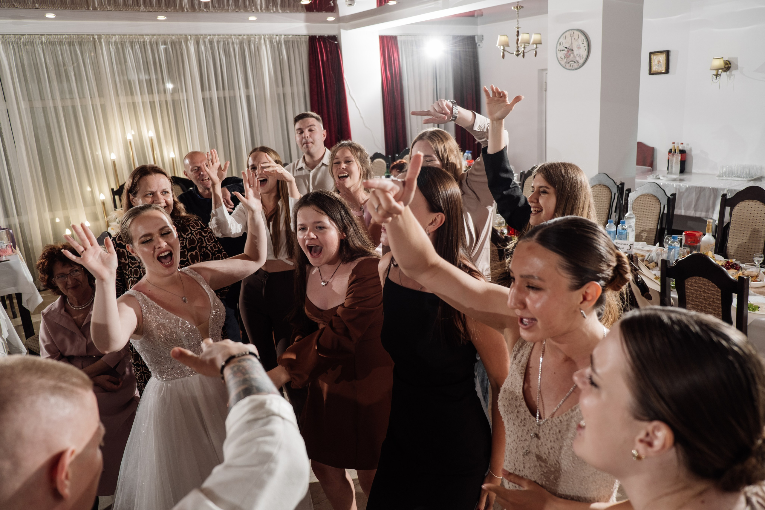 Свадебный ретопртаж. Профессиональная фотосъемка в Крыму. Натуральные эмоции и живые кадры. Забронируйте дату прямо сейчас!