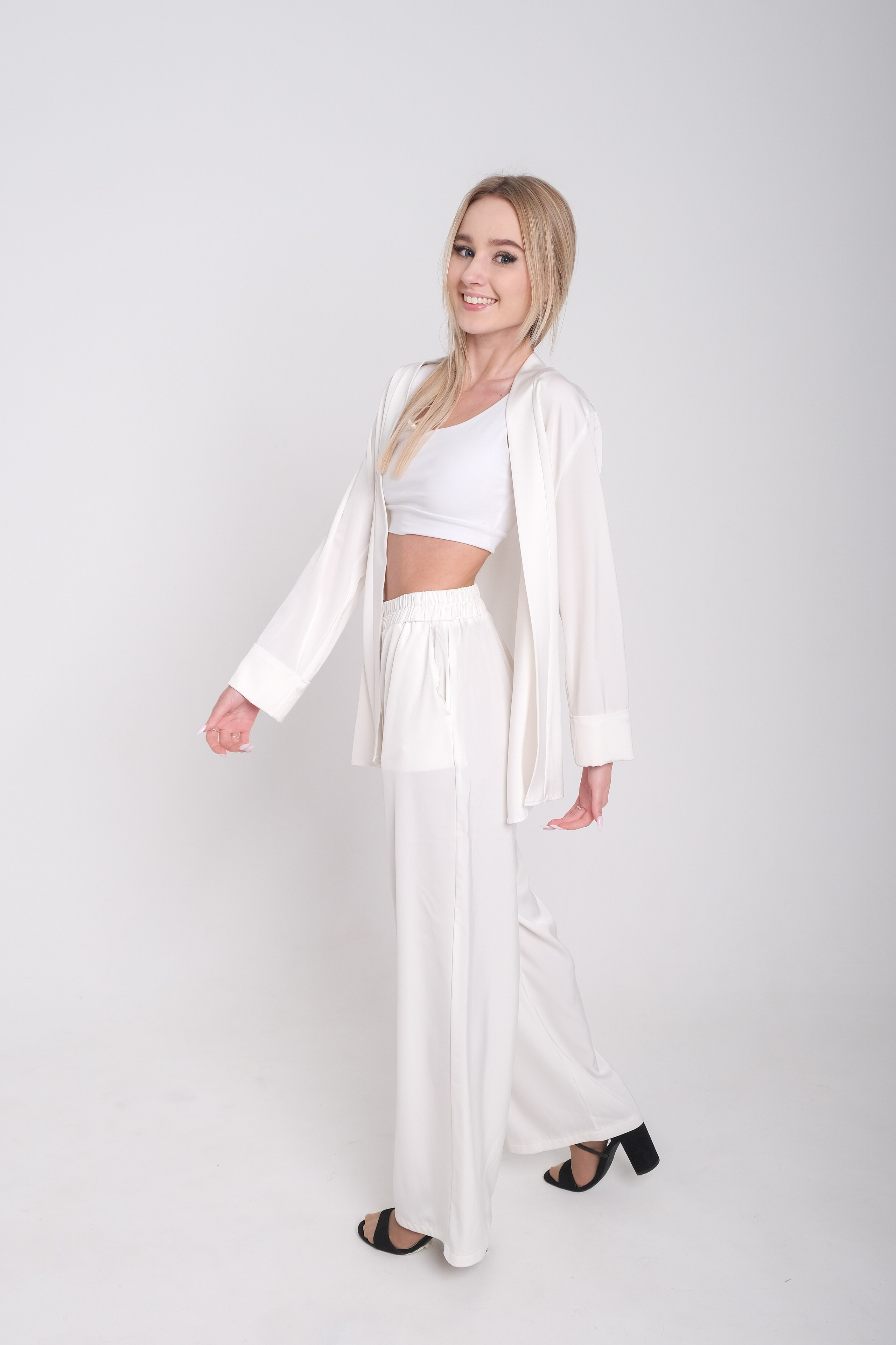 Фотосессия. Циклорама, фотосессия на циклораме, белый фон, без лишних предметов. Профессиональная фотосъемка в Крыму. Натуральные эмоции и живые кадры. Забронируйте дату прямо сейчас!