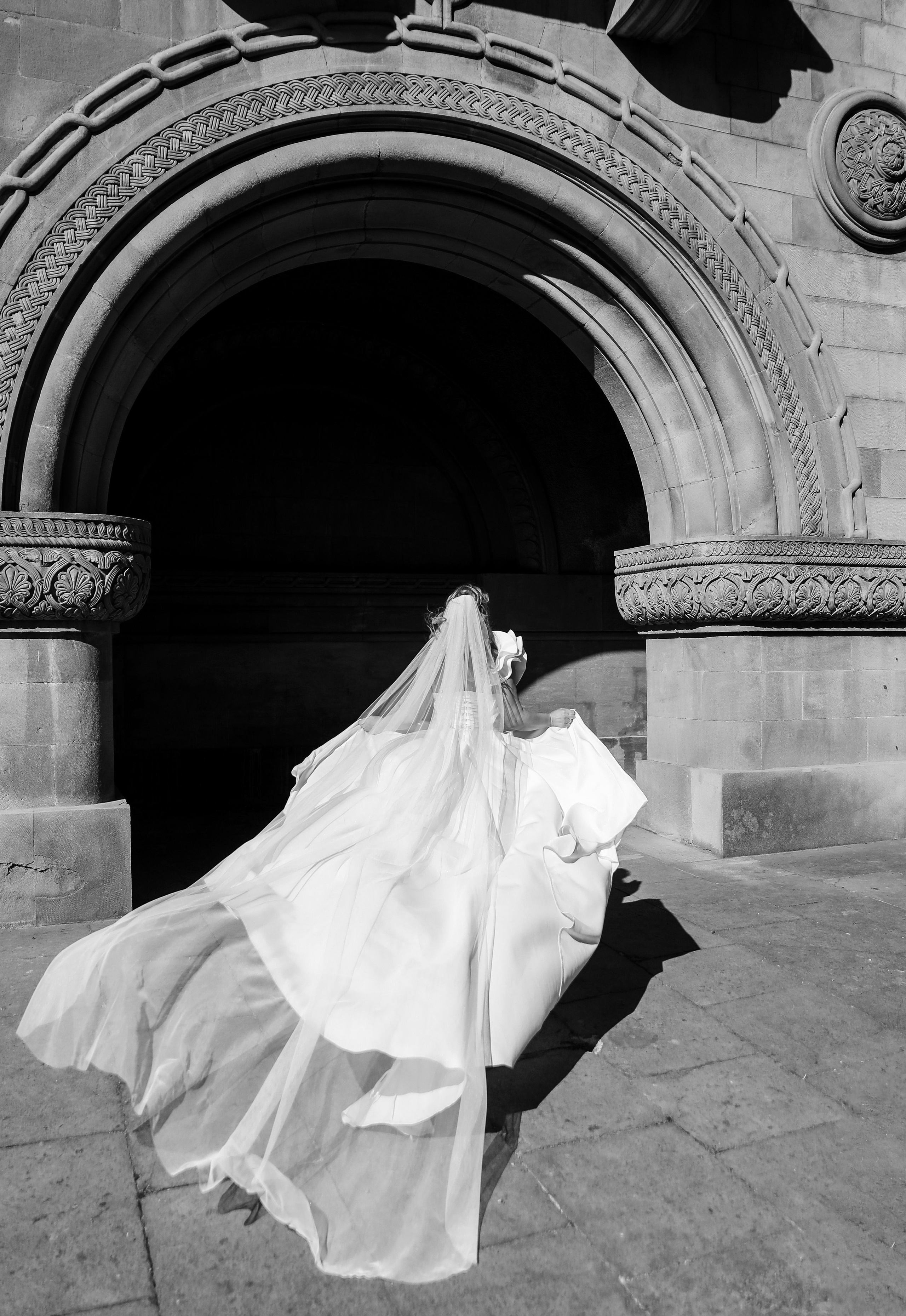 невеста бехущая к армянской церкви в Ялте 