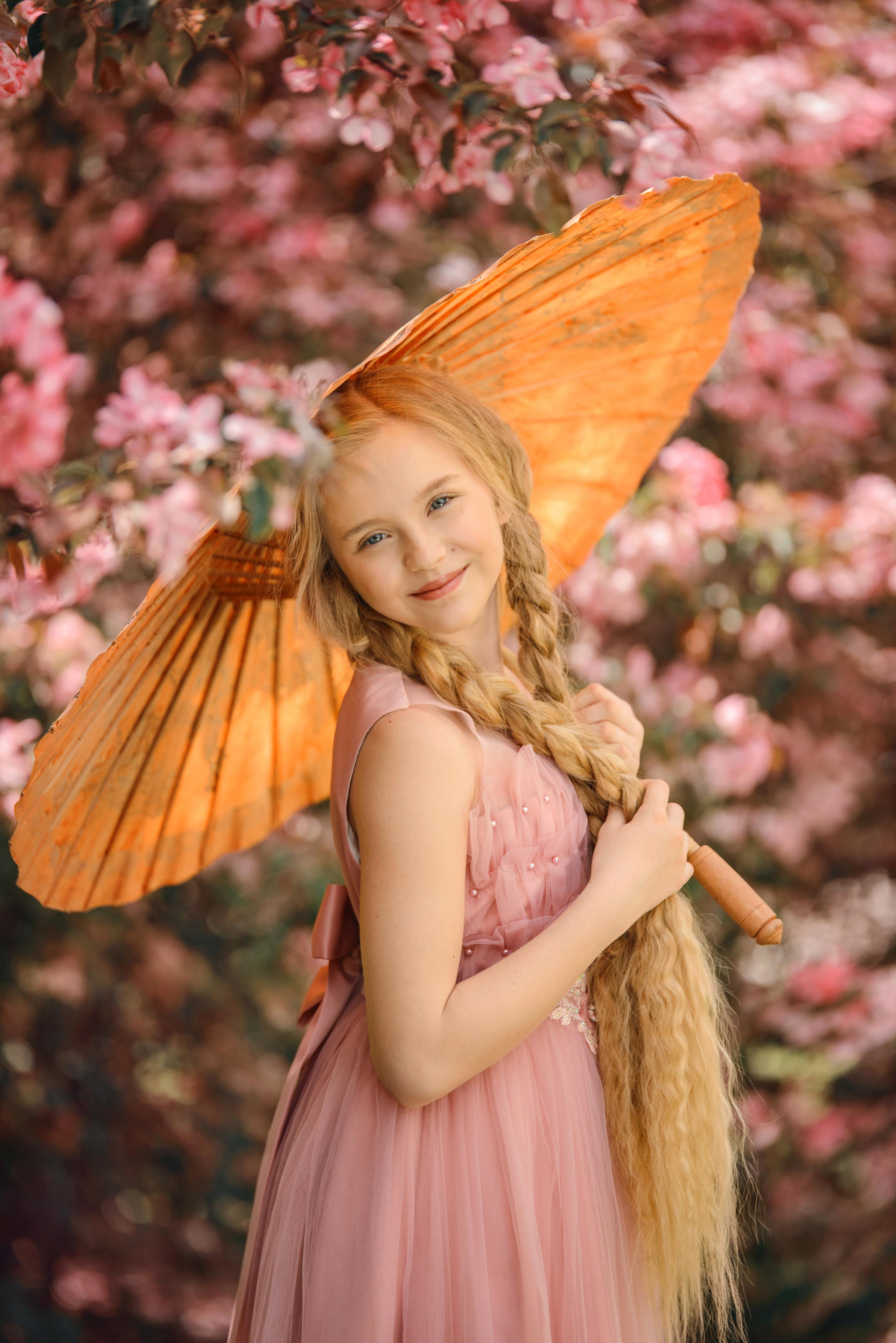 Девочка в цветущих яблонях в Москве фотосессия