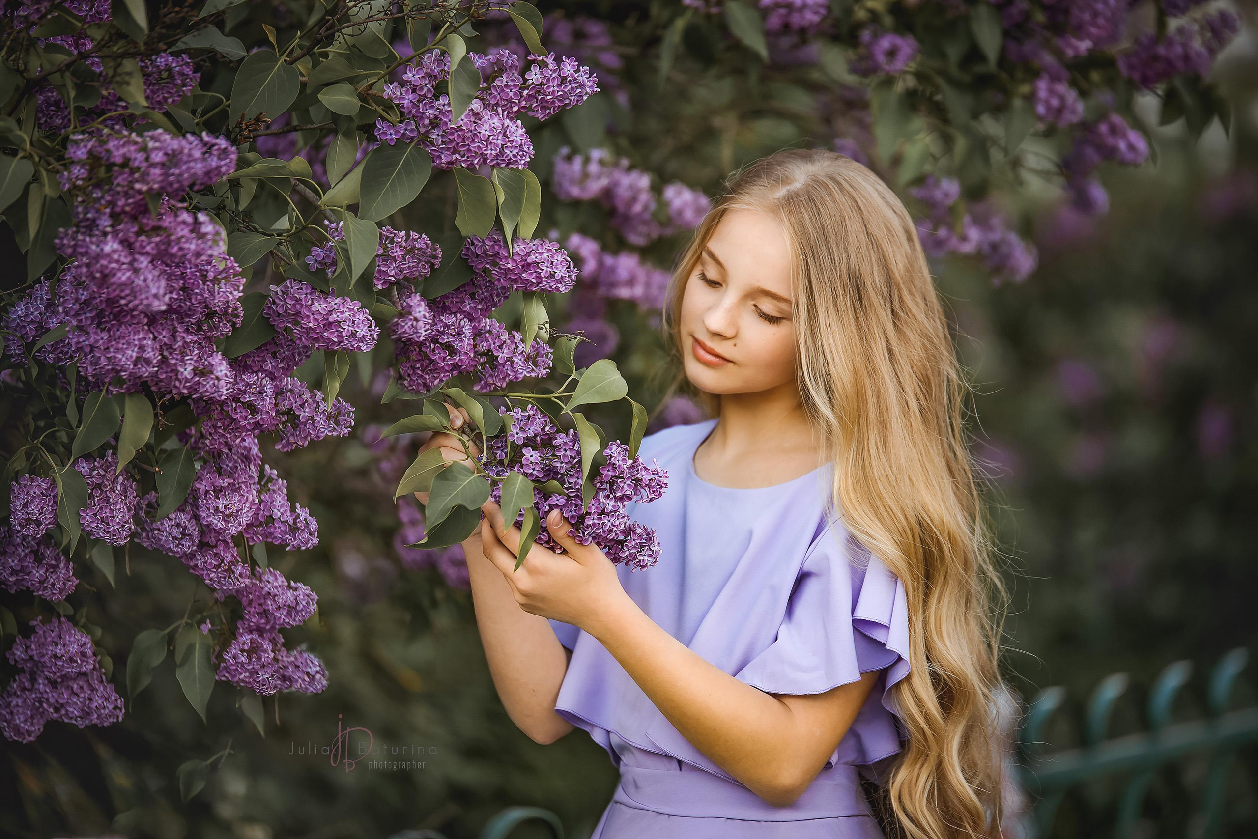 Фотосессия в сиреневом платье с сиренью