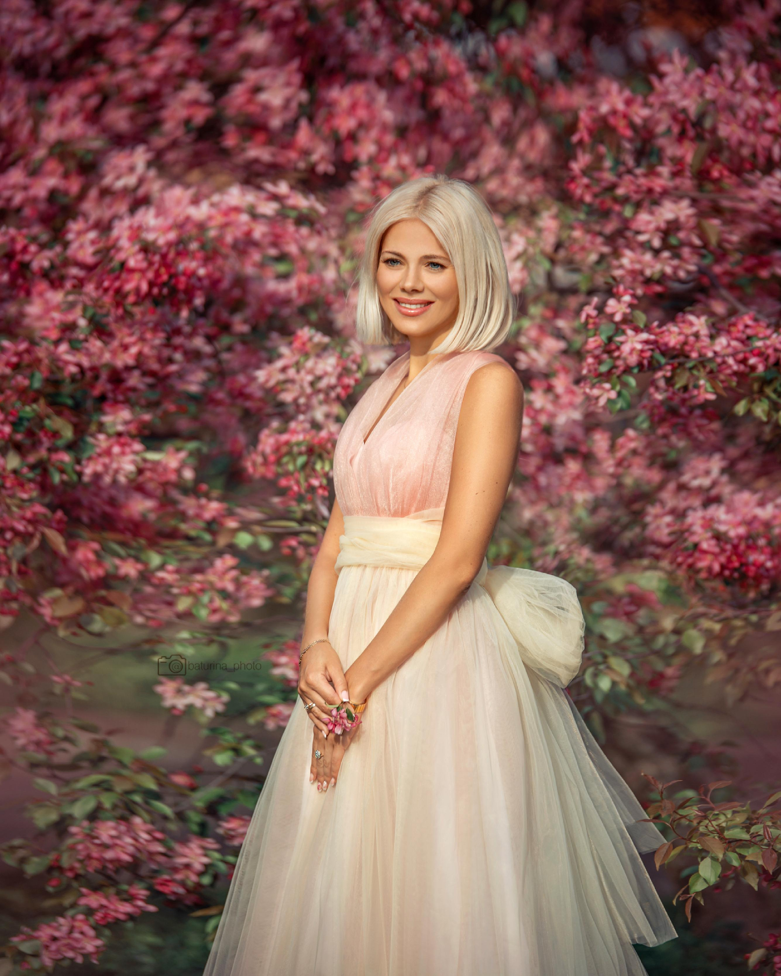 фотосессия в цветущих яблонях в Москве