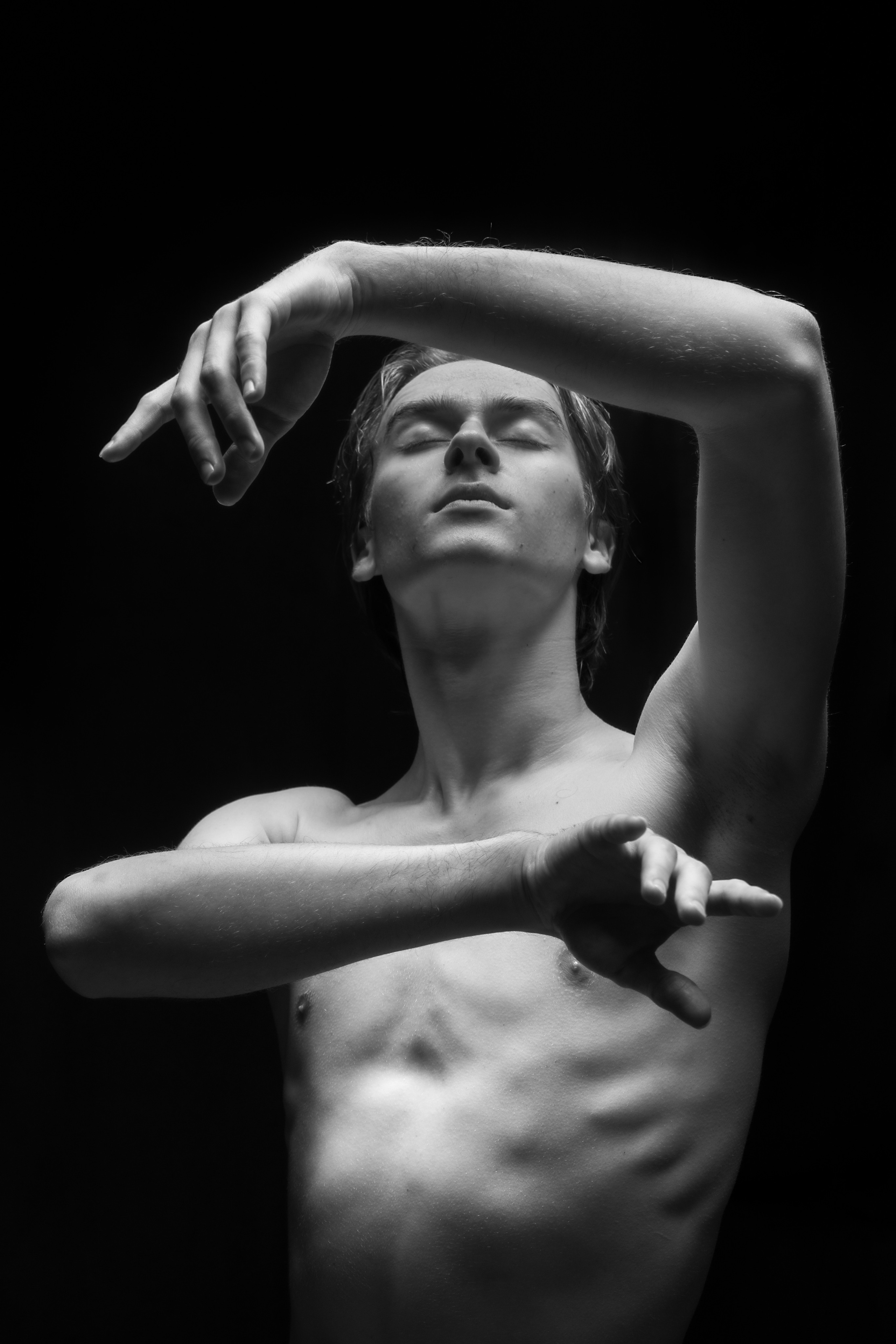 Атмосферный мужской портрет в студии