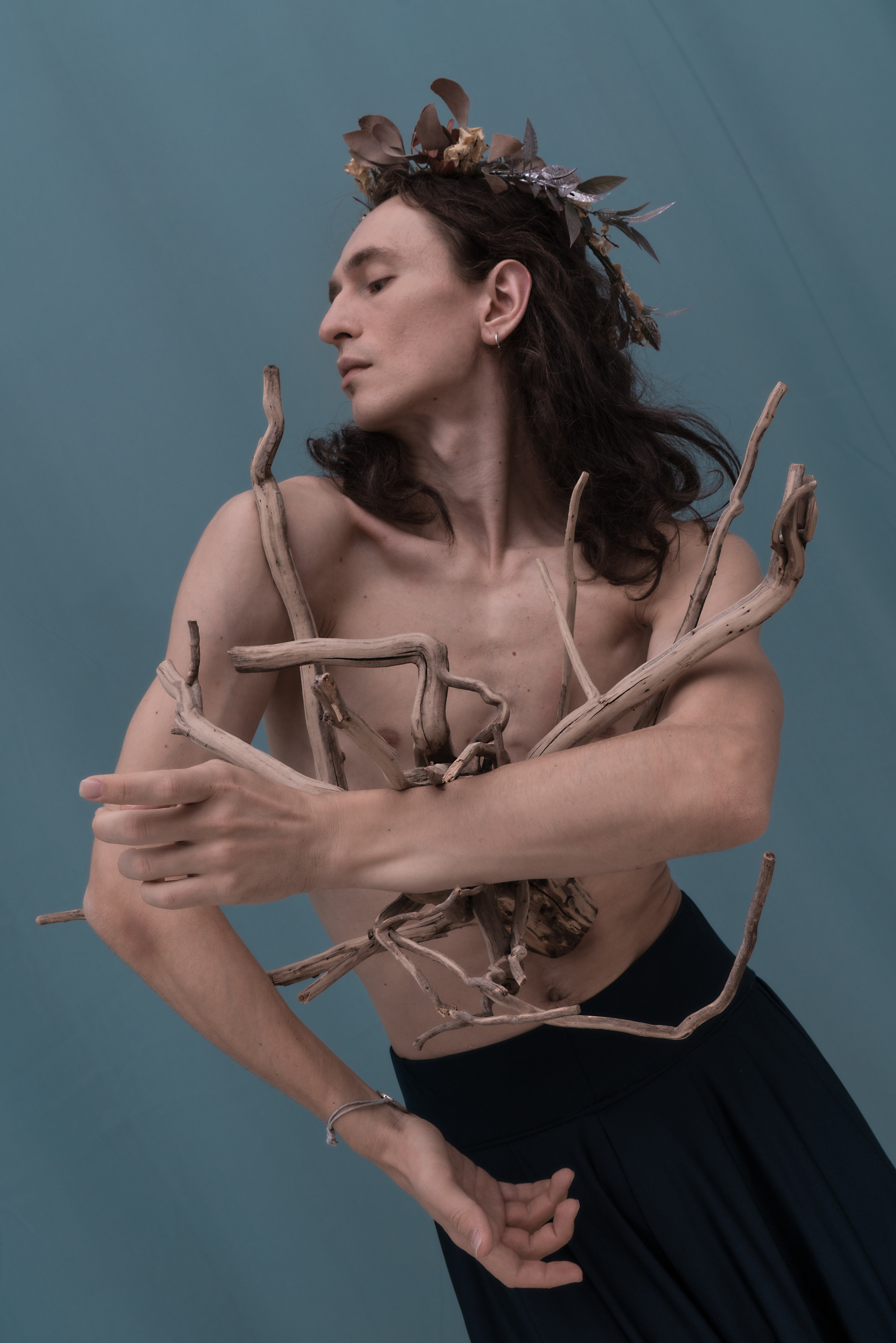 Мужской портрет с ветками