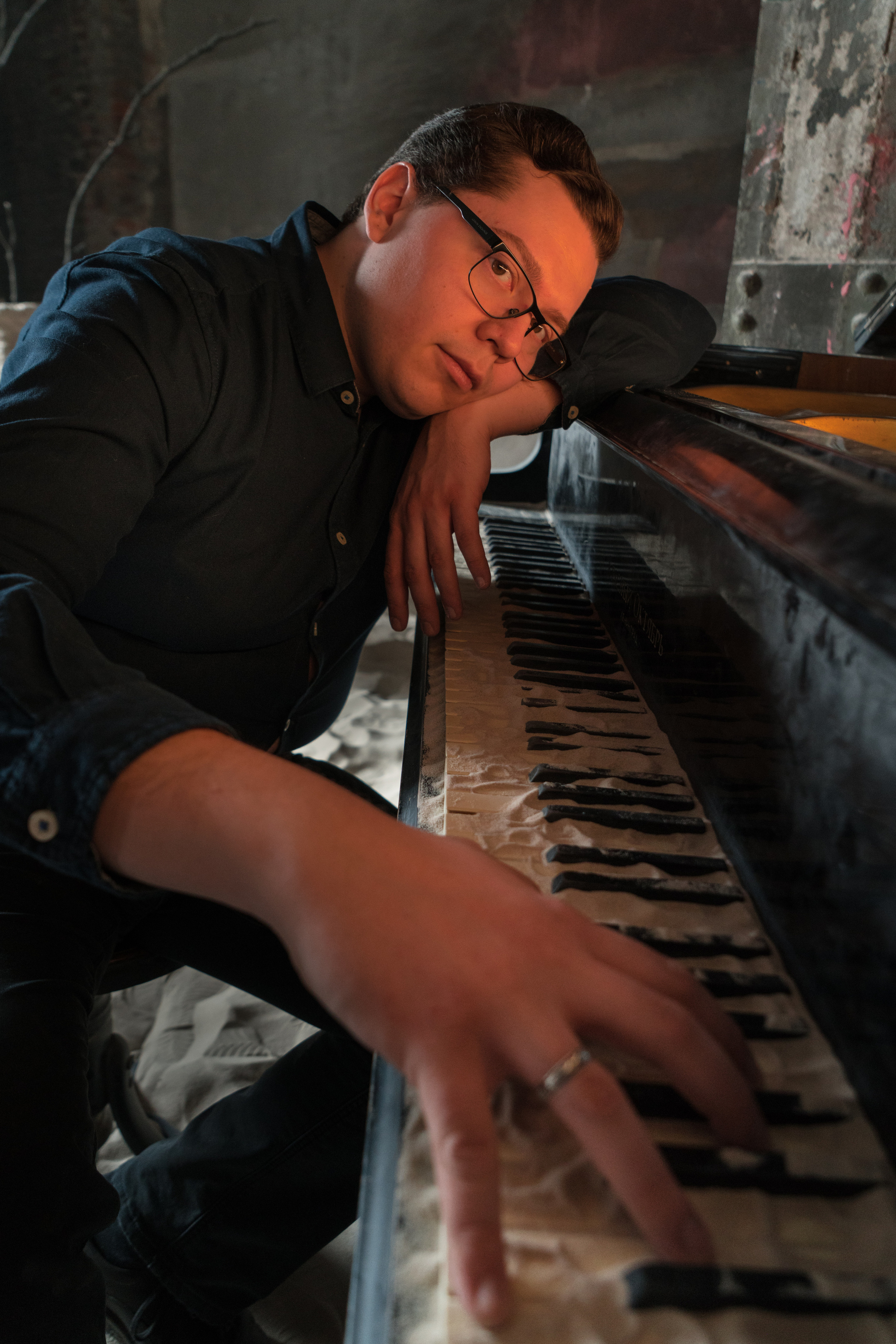 Мужской портрет музыкант с роялем.
