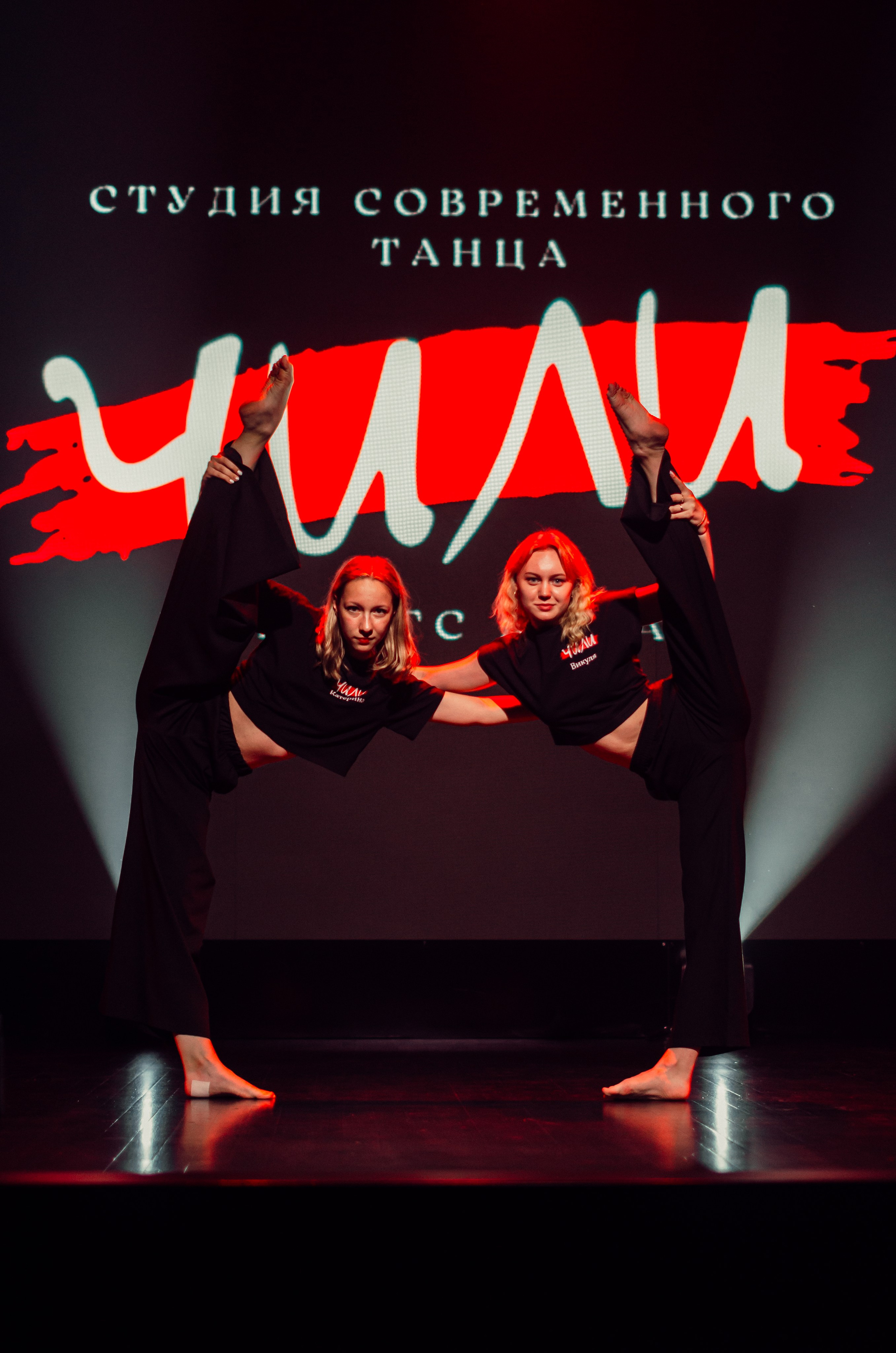 Групповая фотосъемка танцевального коллектива. Денисова Аля — фотограф для парных съемок и индивидуальных историй в Барнауле