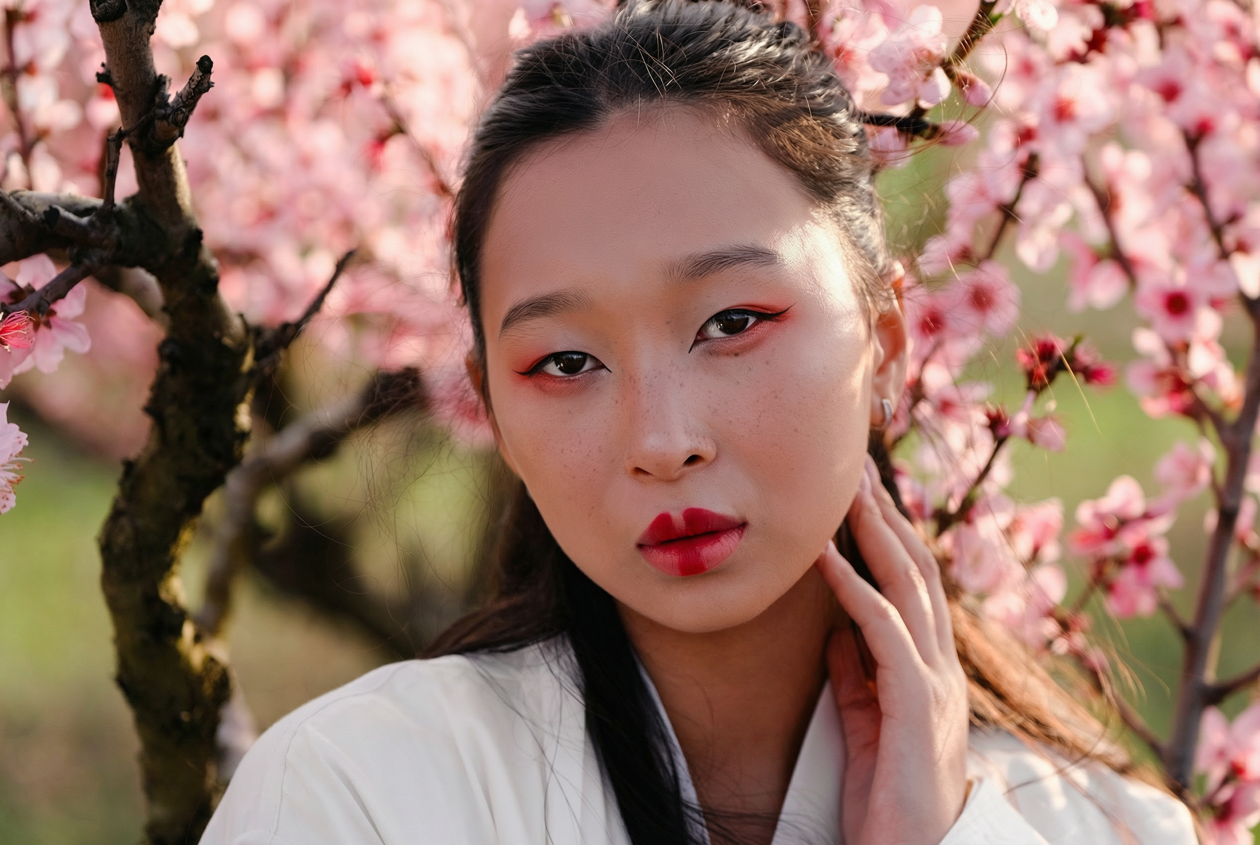 Фото в цветущих персиковых садах. Профессиональная фотосъемка в Крыму. Натуральные эмоции и живые кадры. Забронируйте дату прямо сейчас!