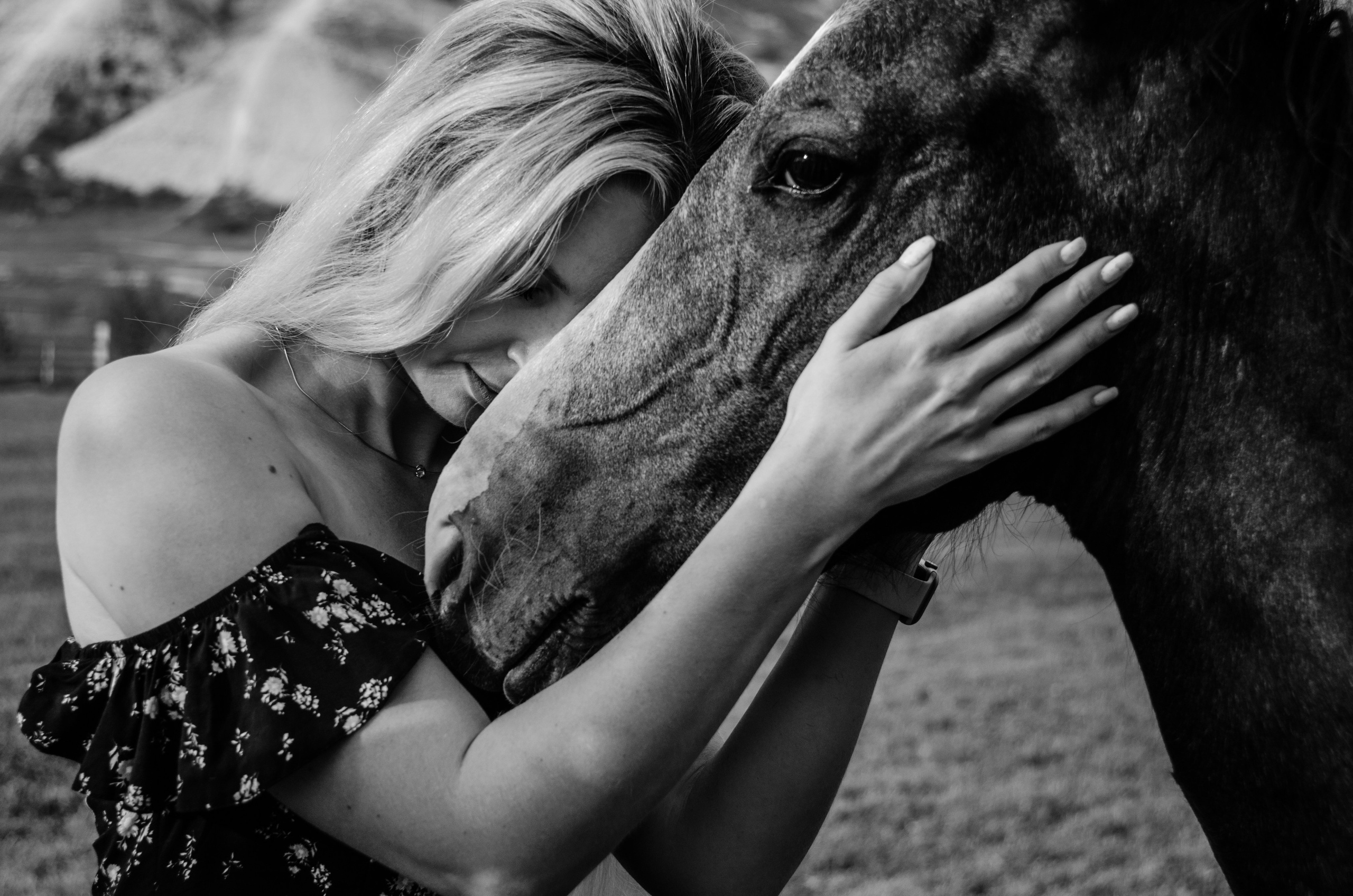 Единение с природой, девушка гладит жеребенка
