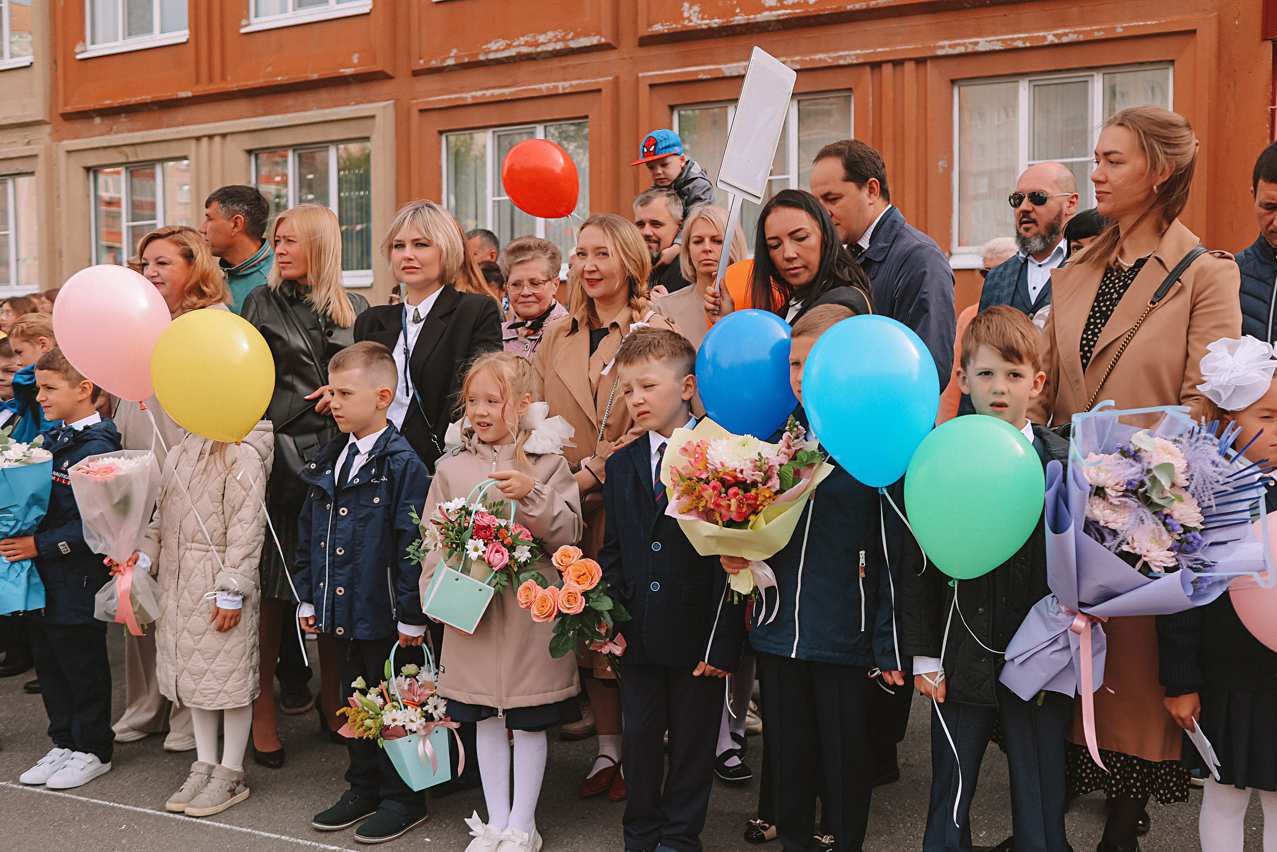 1 сентября линейка+кл час+портреты. Семейный фотограф Тюмень, фотограф на роды Салмина Мария