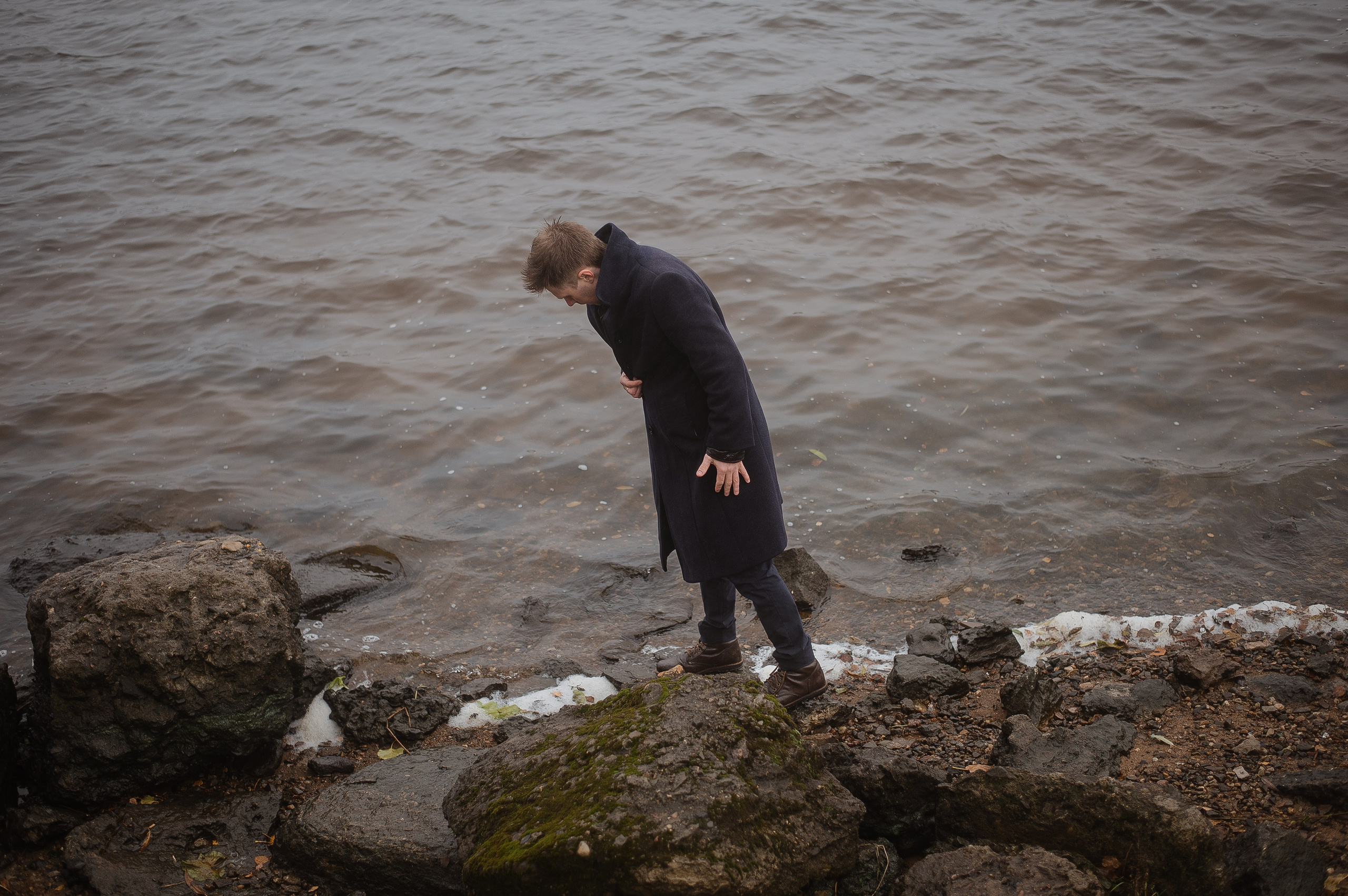 Арсений, пасмурная вода в осени. Свадебный фотограф в Ярославле Денис Медоваров