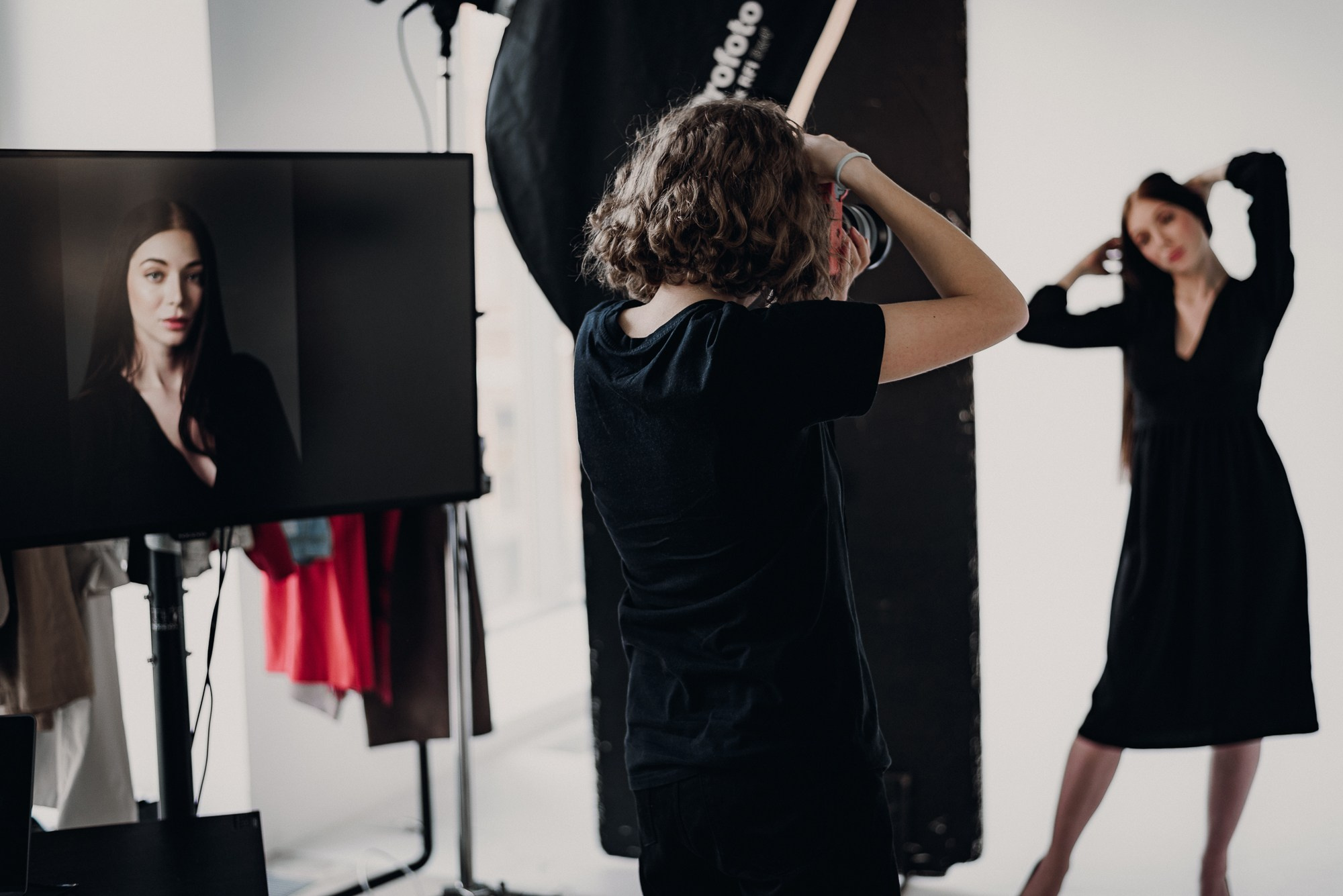 бэкстейжд съёмки фотомодели в студии 