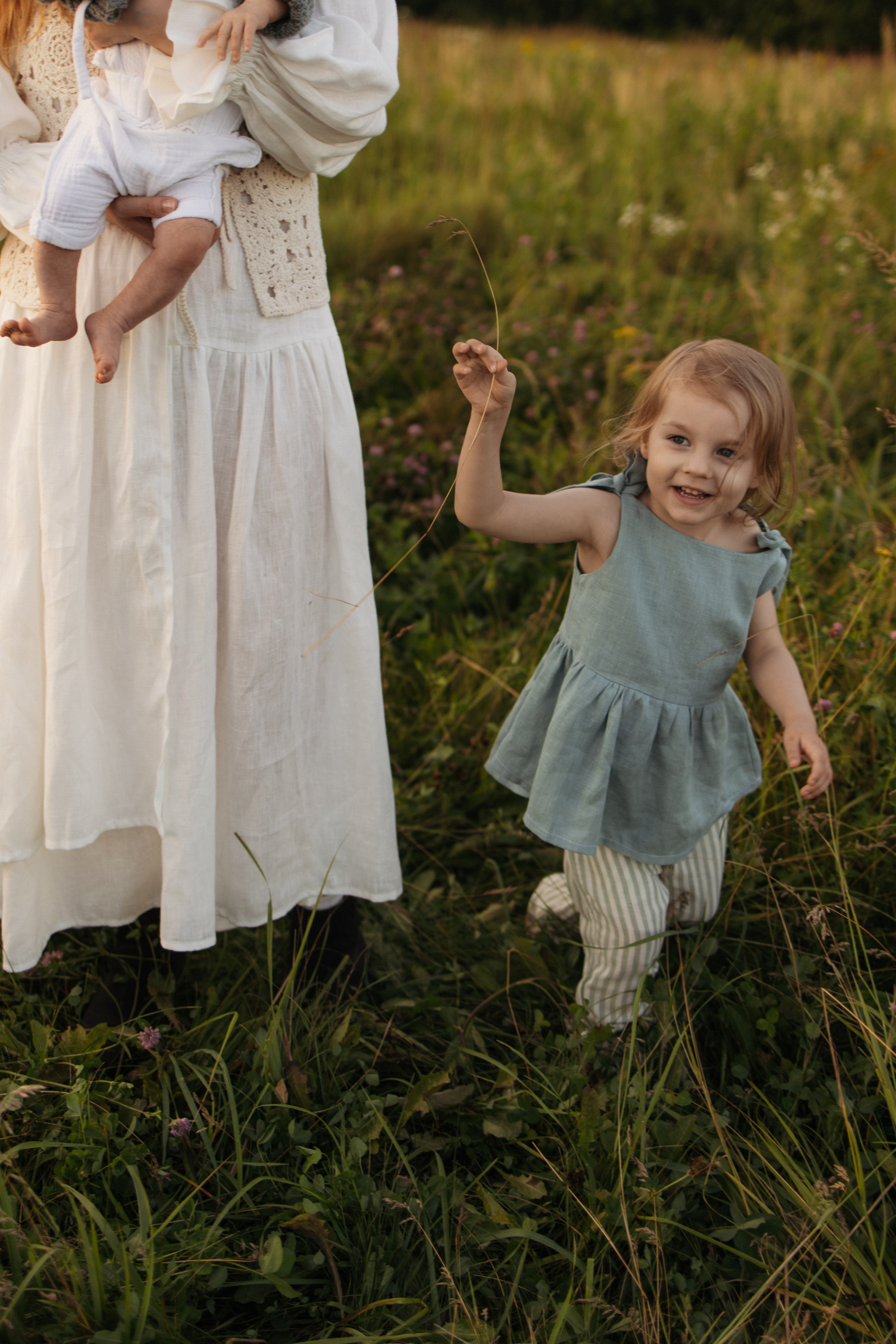 Семейная фотосессия в поле. Семейный фотограф в Москве Марина Петра