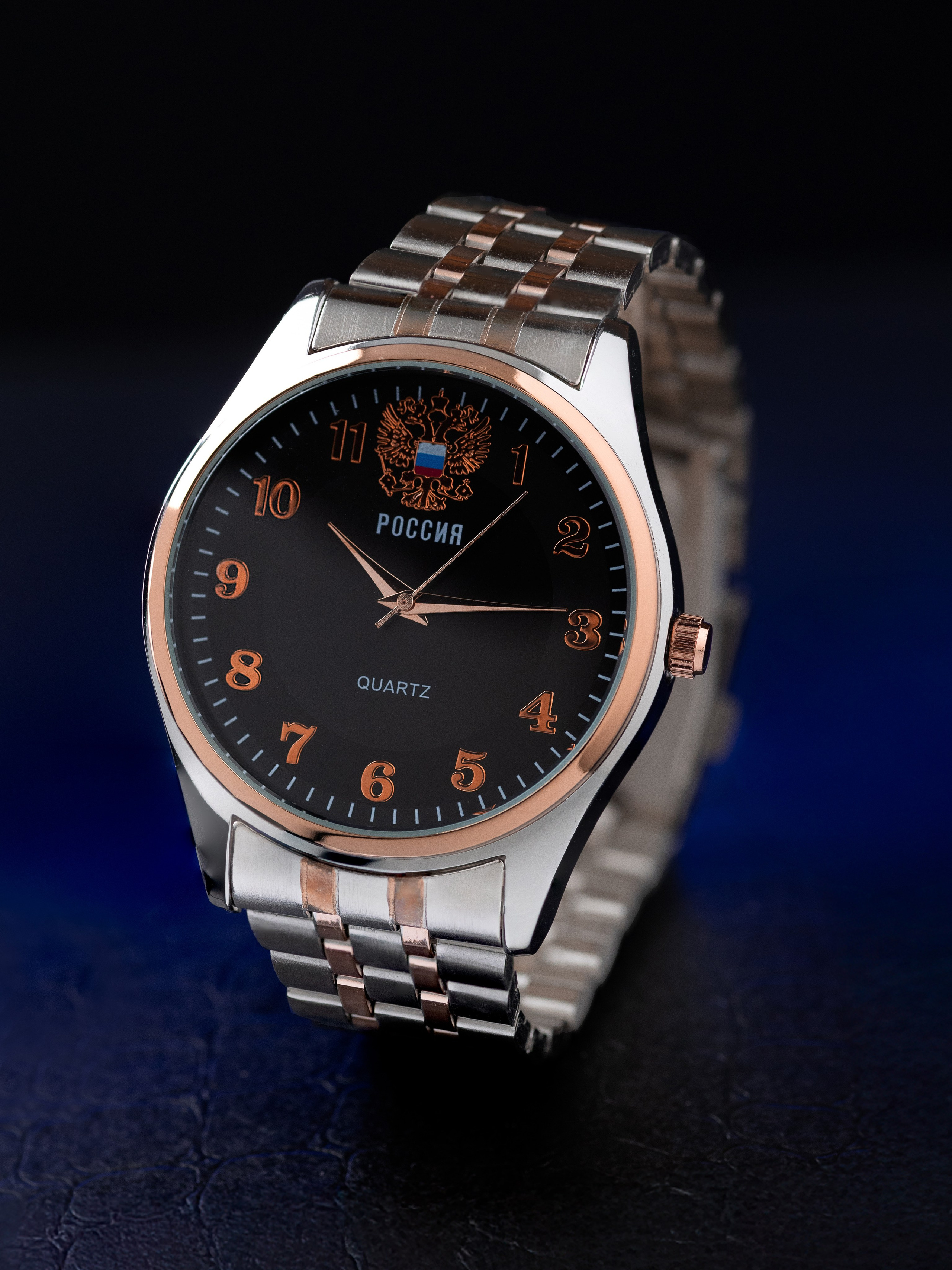 наручные мужские часы на кожаном подиуме