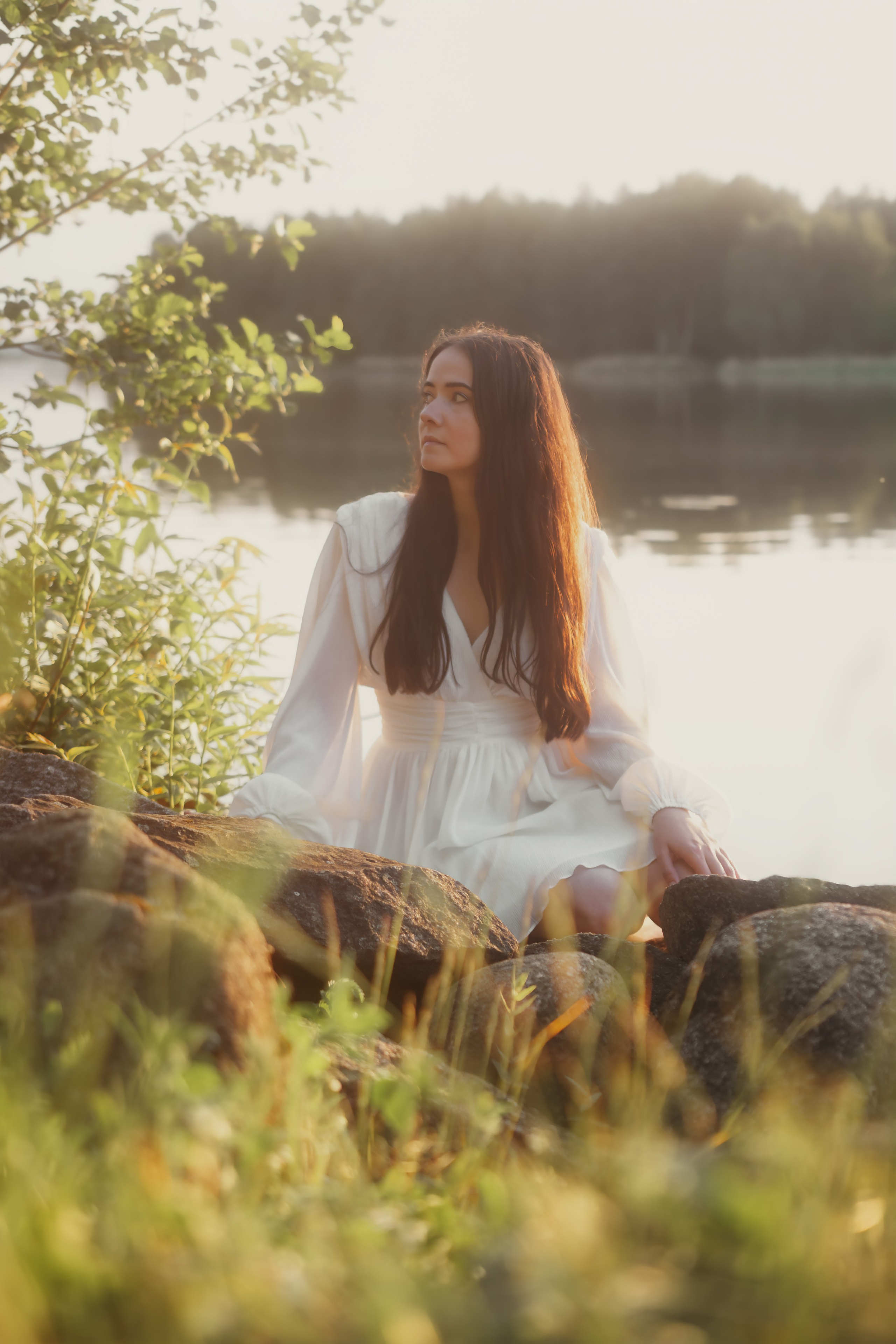 Фотосессия в белом платье у воды