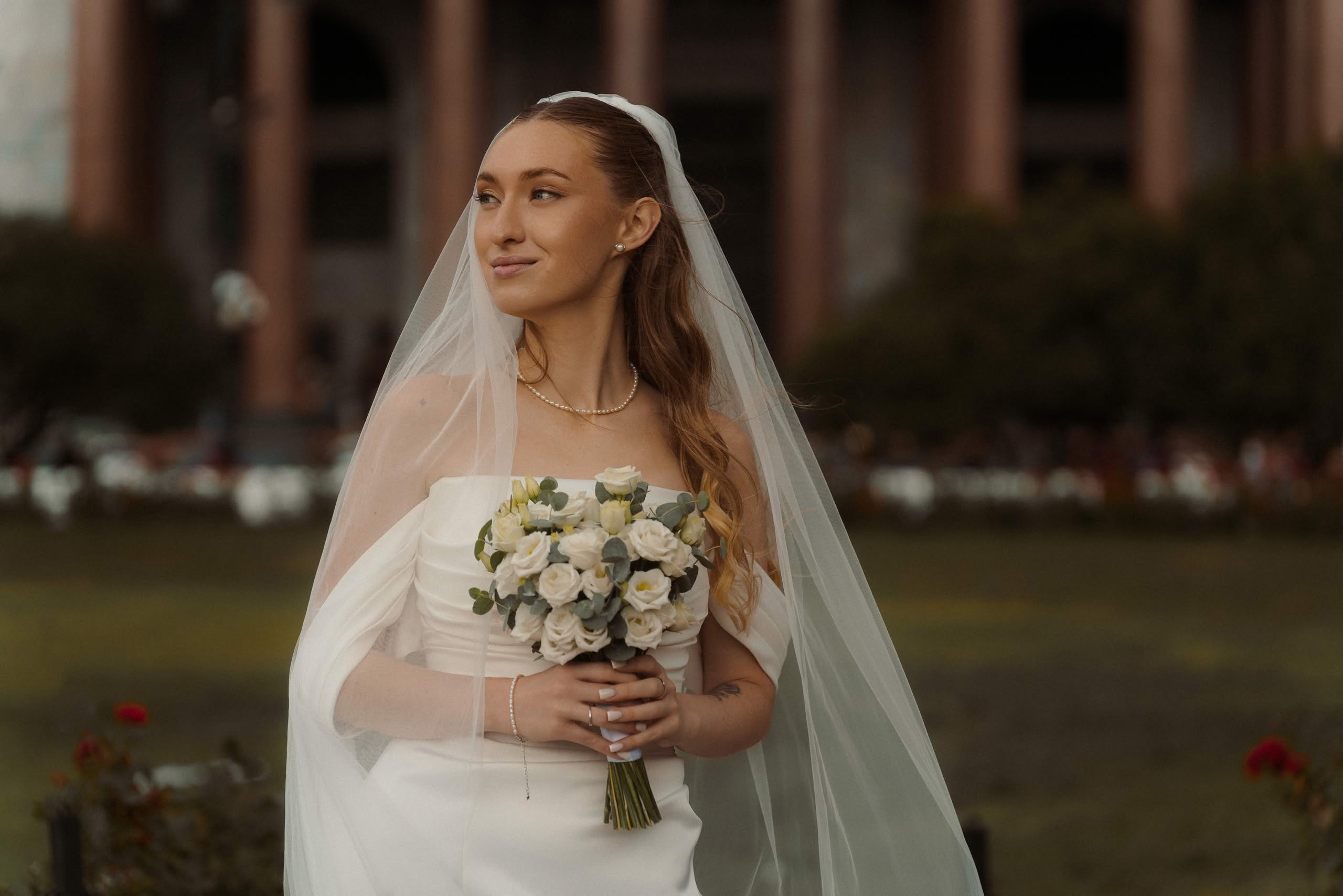 Портрет невесты с букетом у колонн Исаакиевского собора