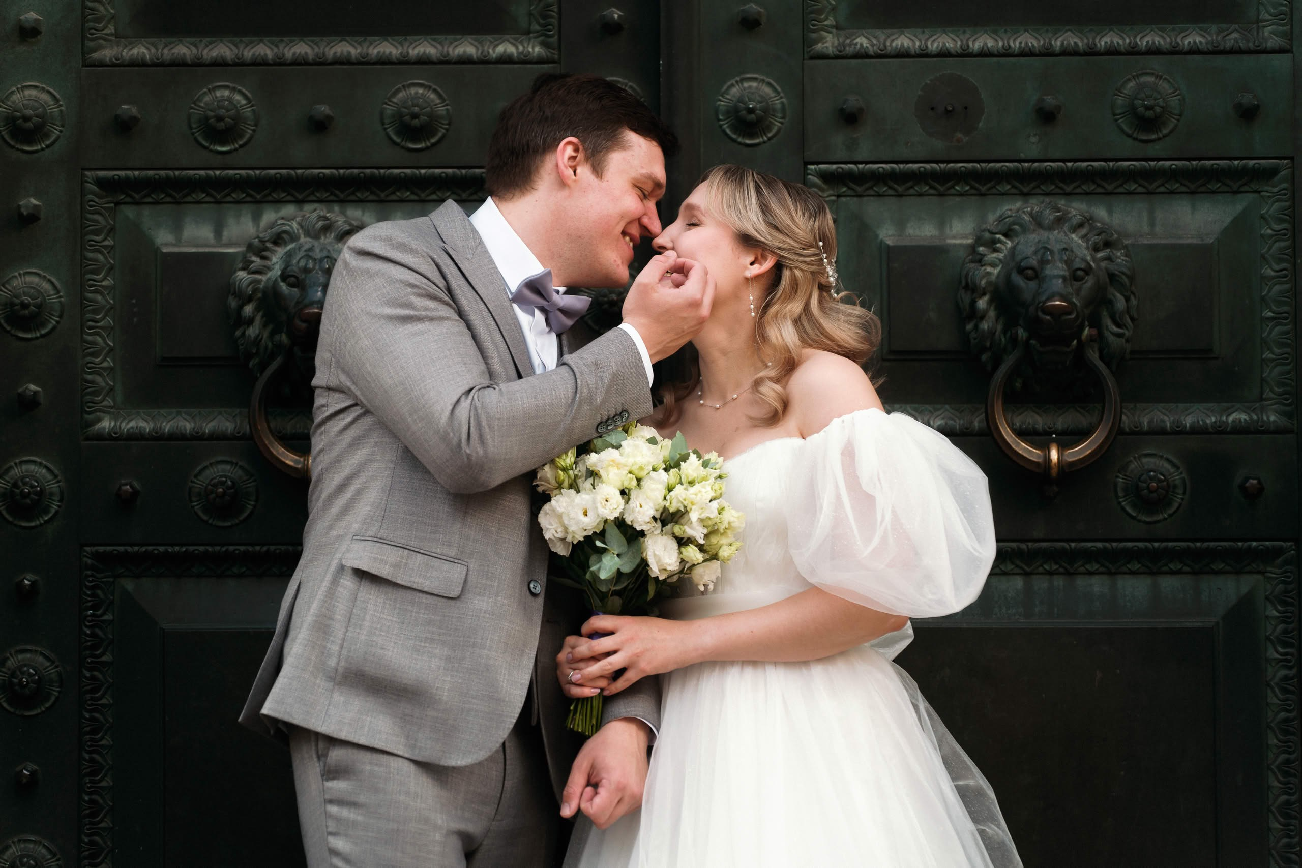 Поцелуй жениха и невесты у дверей Академии Штиглица