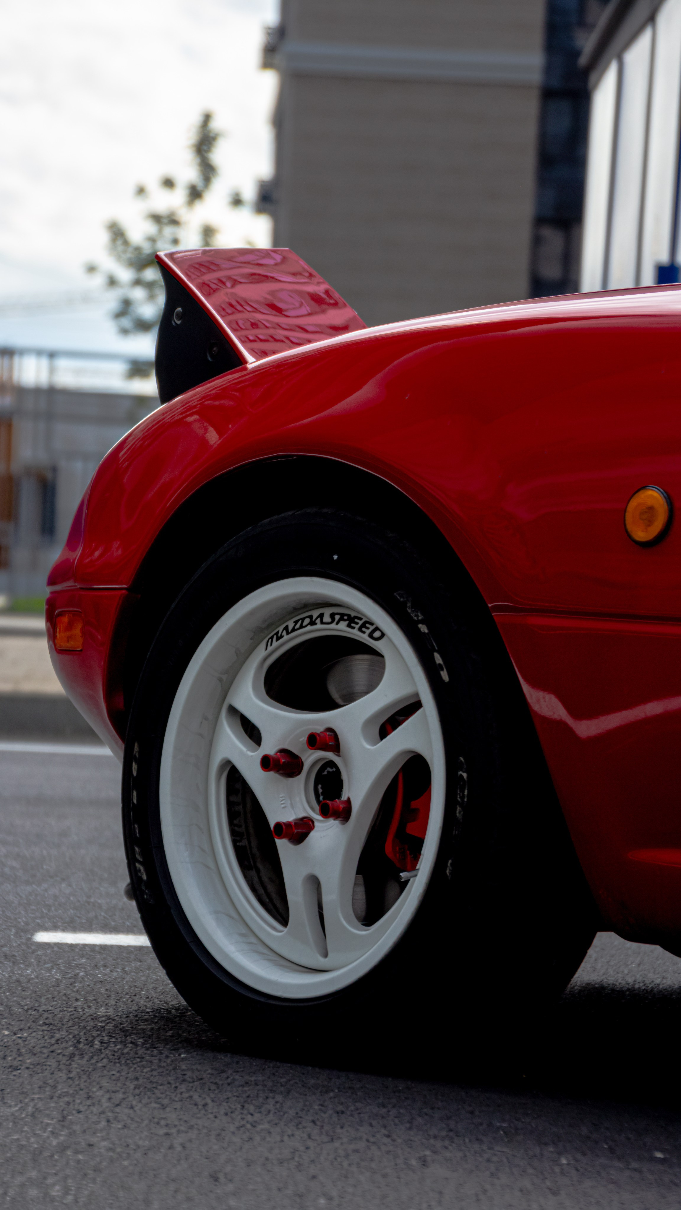 Фото Mazda MX-5 Miata (Eunos Roadster) NA: красный родстер