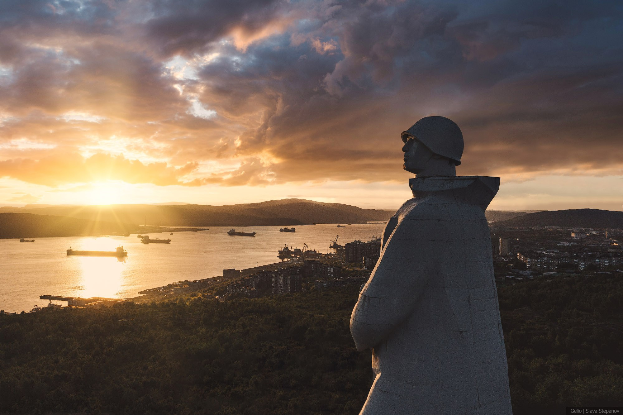 Мурманск алёша памятник с высоты на закате