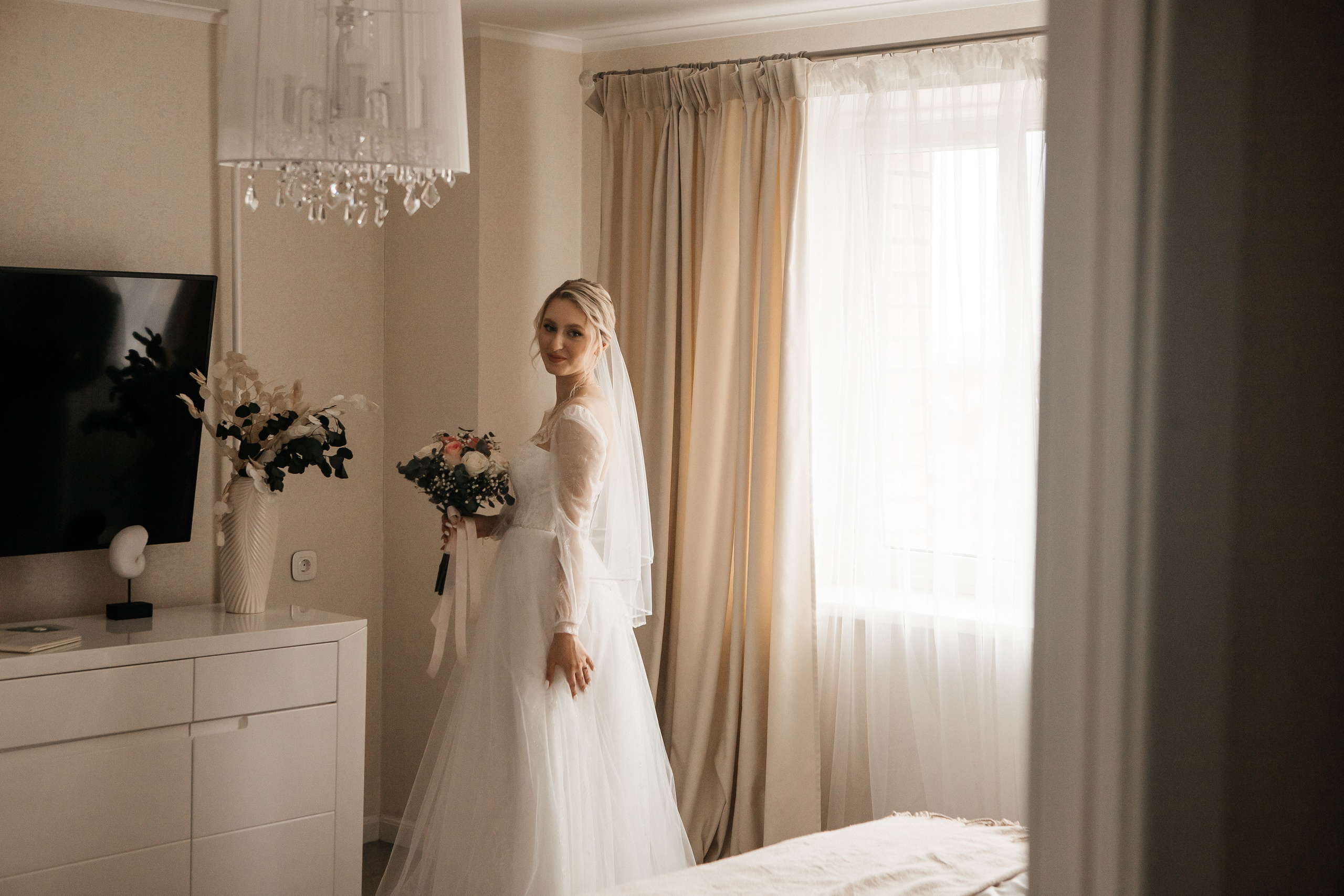 Евгения и Николай утренние сборы. Свадебный фотограф Виктория Чуйко Магнитогорск. Визуал для бизнеса