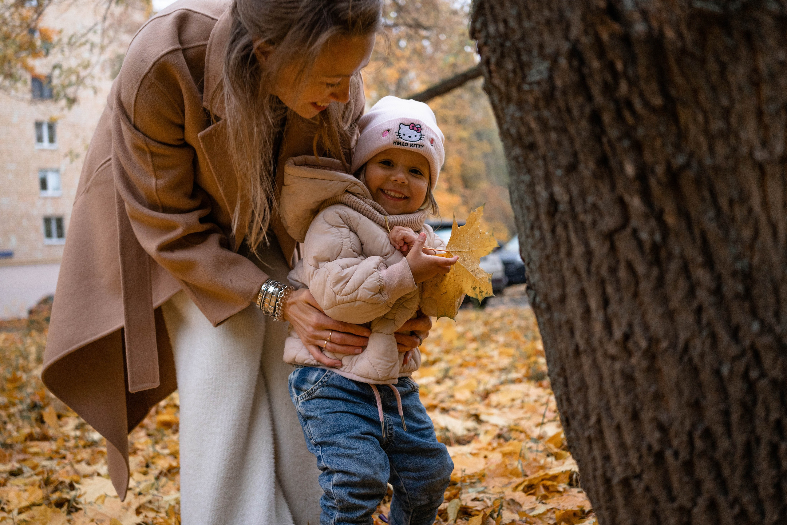 Осенняя фотосессия в Москве (во дворе дома)). Фотограф на роды Москва. Фотограф новорожденных Москва