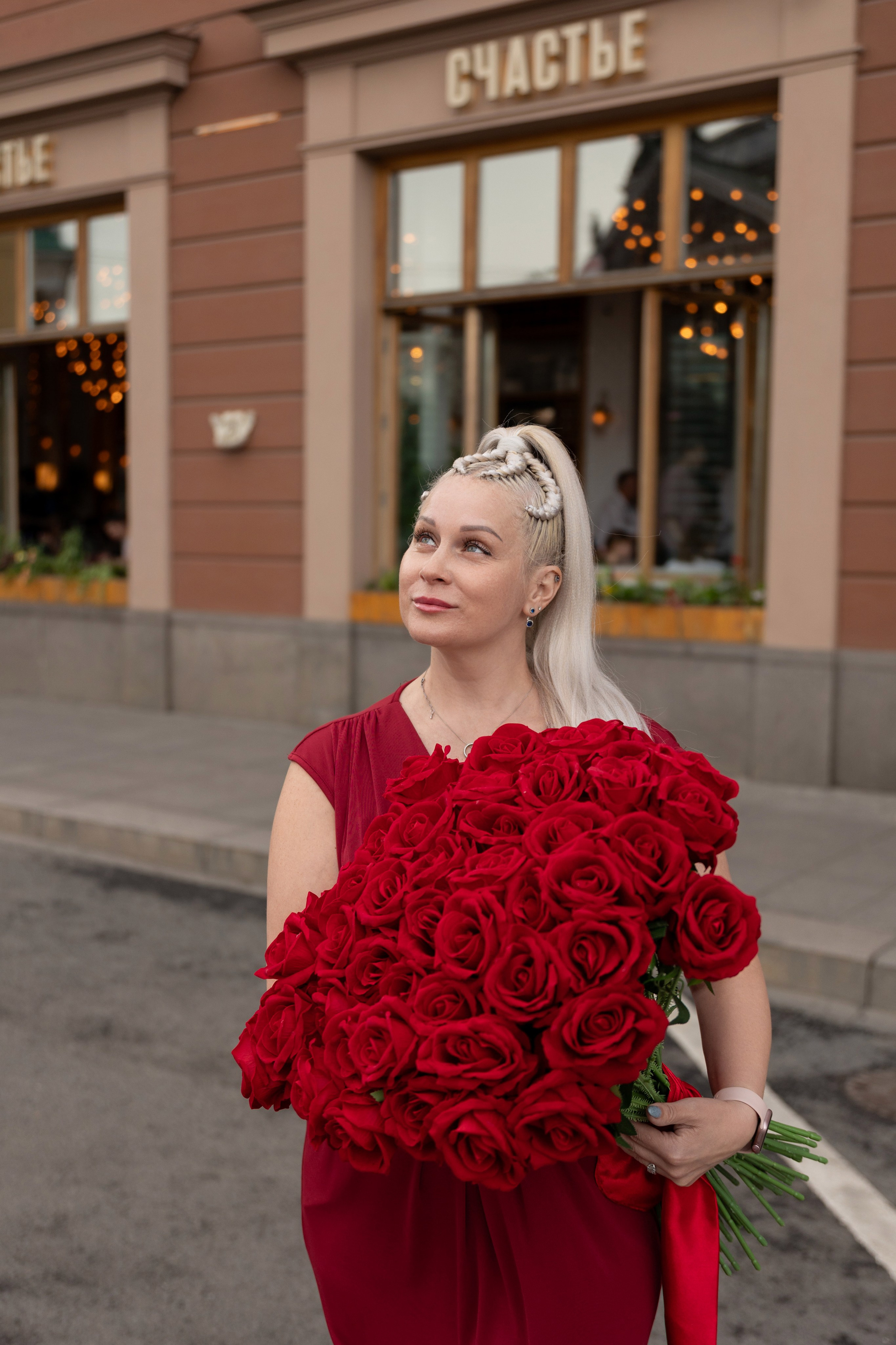 Фотопрогулка в центре с букетом красных роз. Семейный и свадебный фотограф в Санкт-Петербурге Татьяна Швыкова