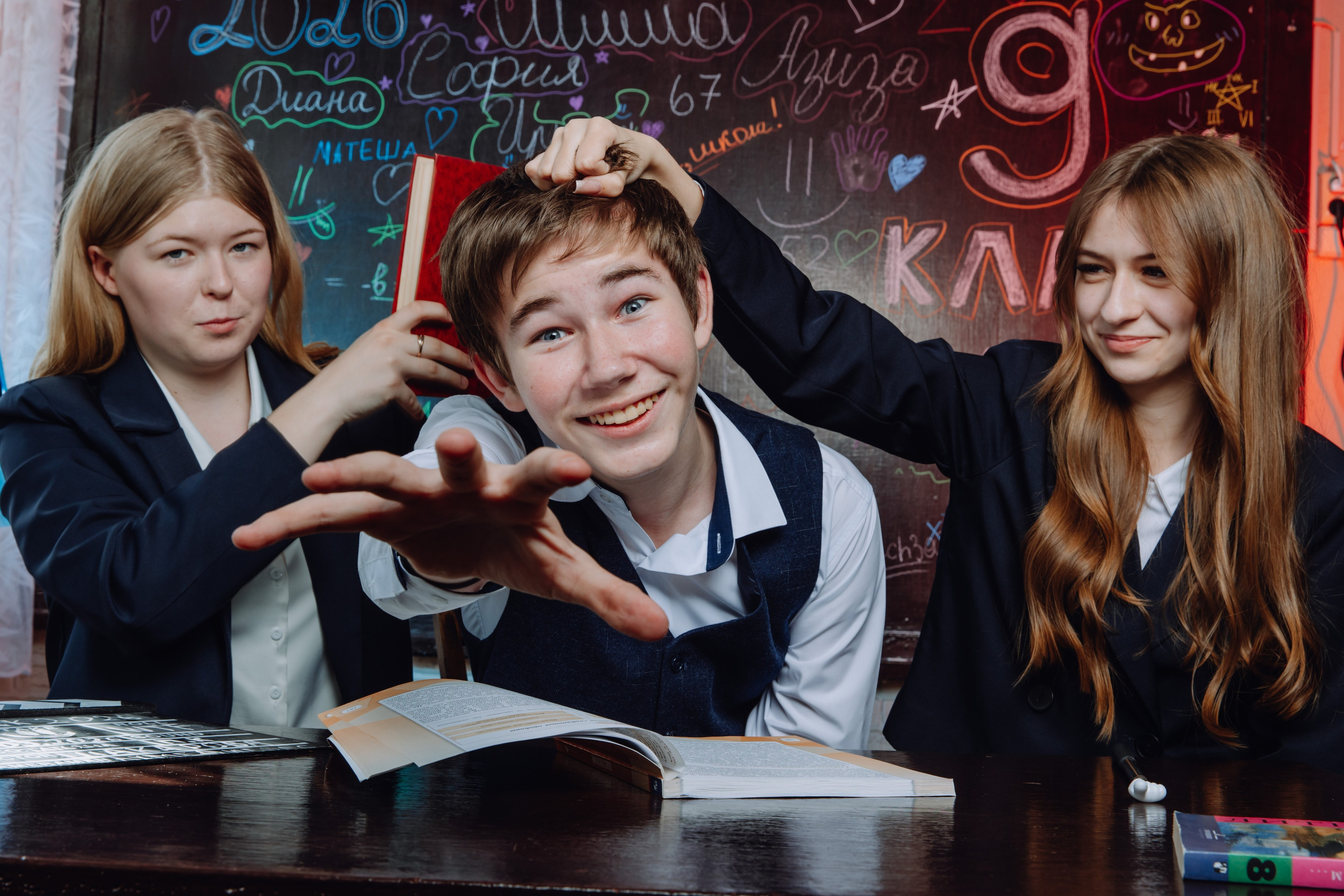 Школьные альбомы в Чернянке. Фотограф Максим Никонов