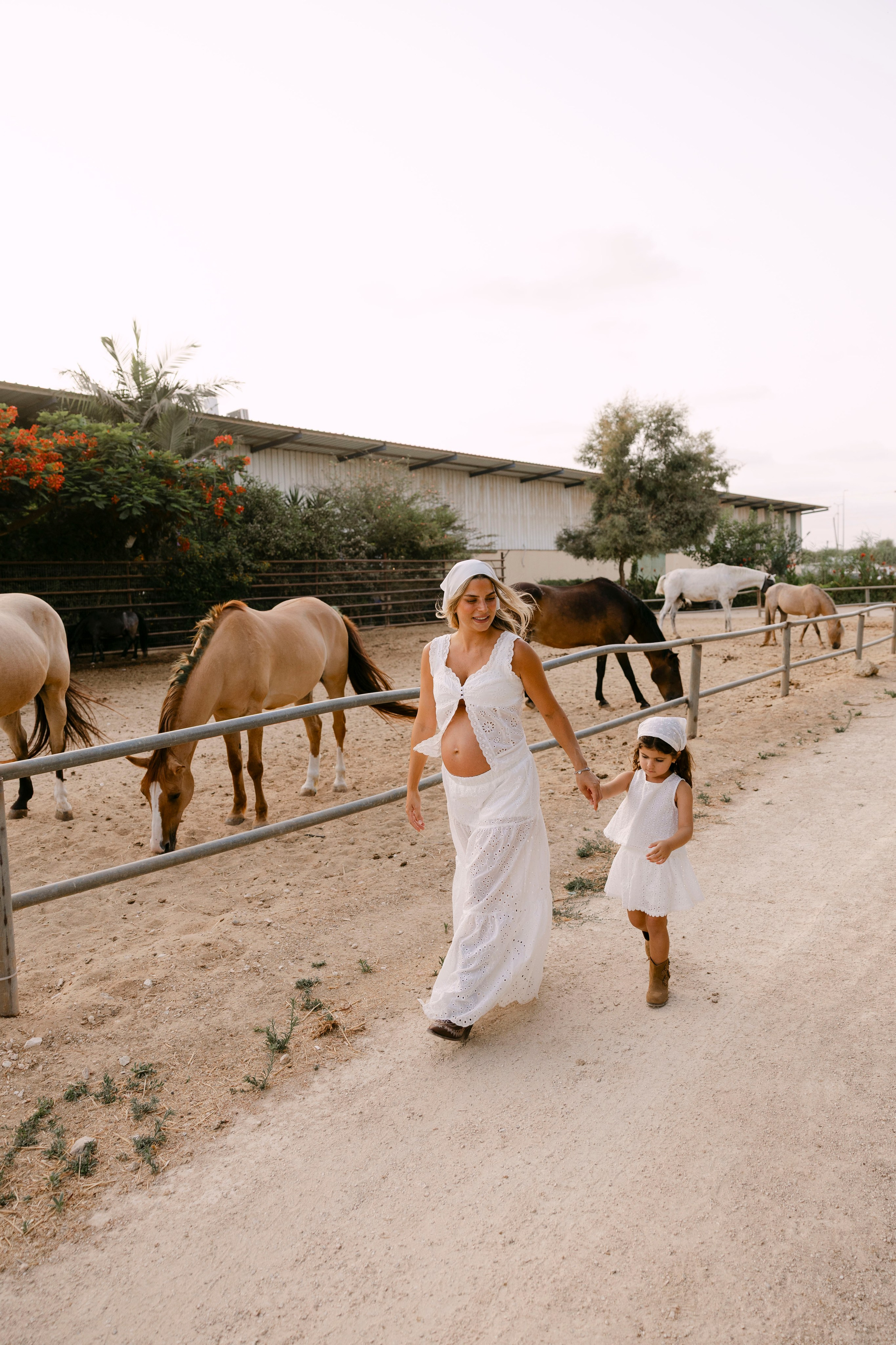 Pregnancy photoshoot at the horse farm. Главная