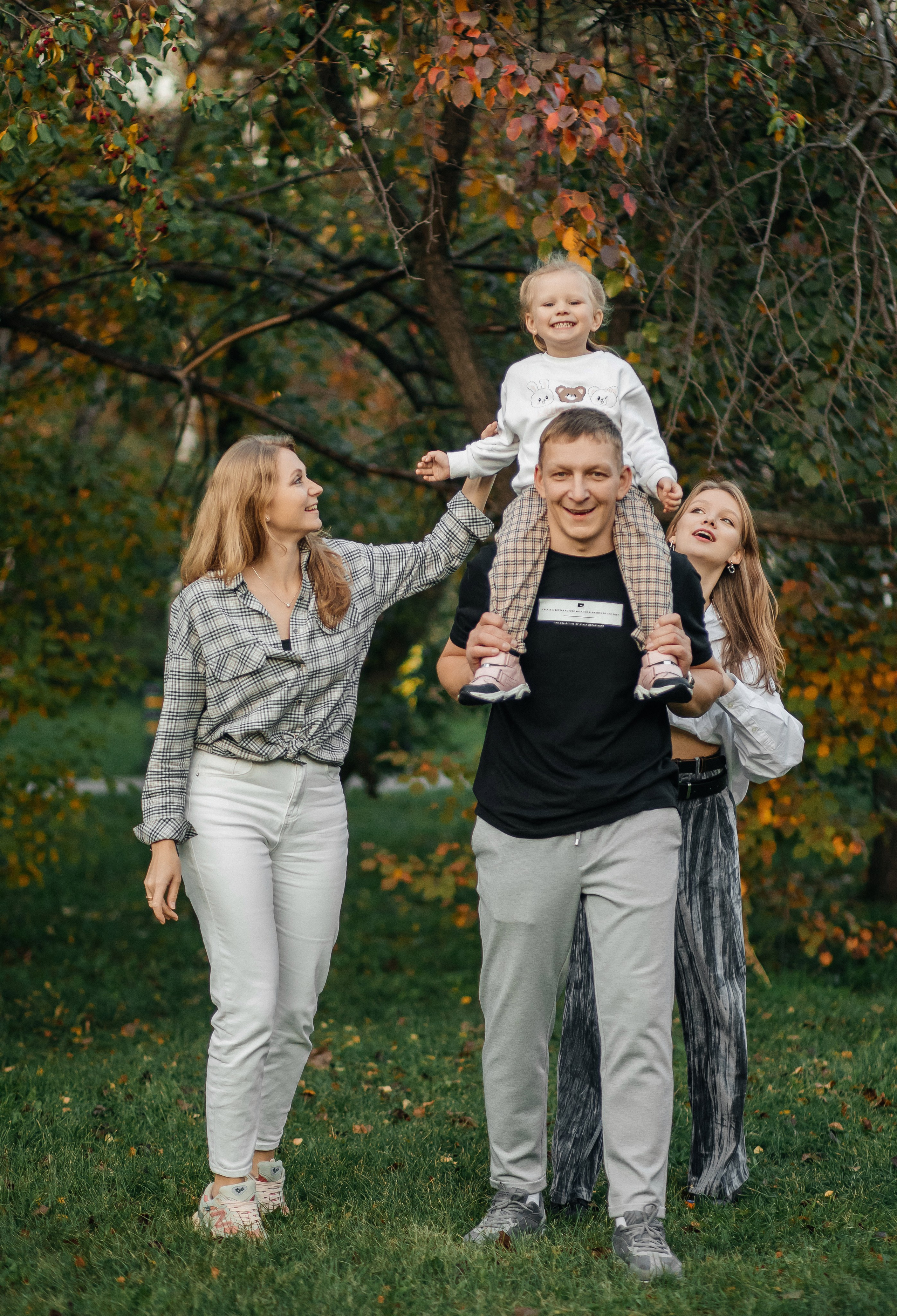 Семейная прогулочная фотосессия. Свадебный и семейный фотограф Ибрагимова Мария из Екатеринбурга