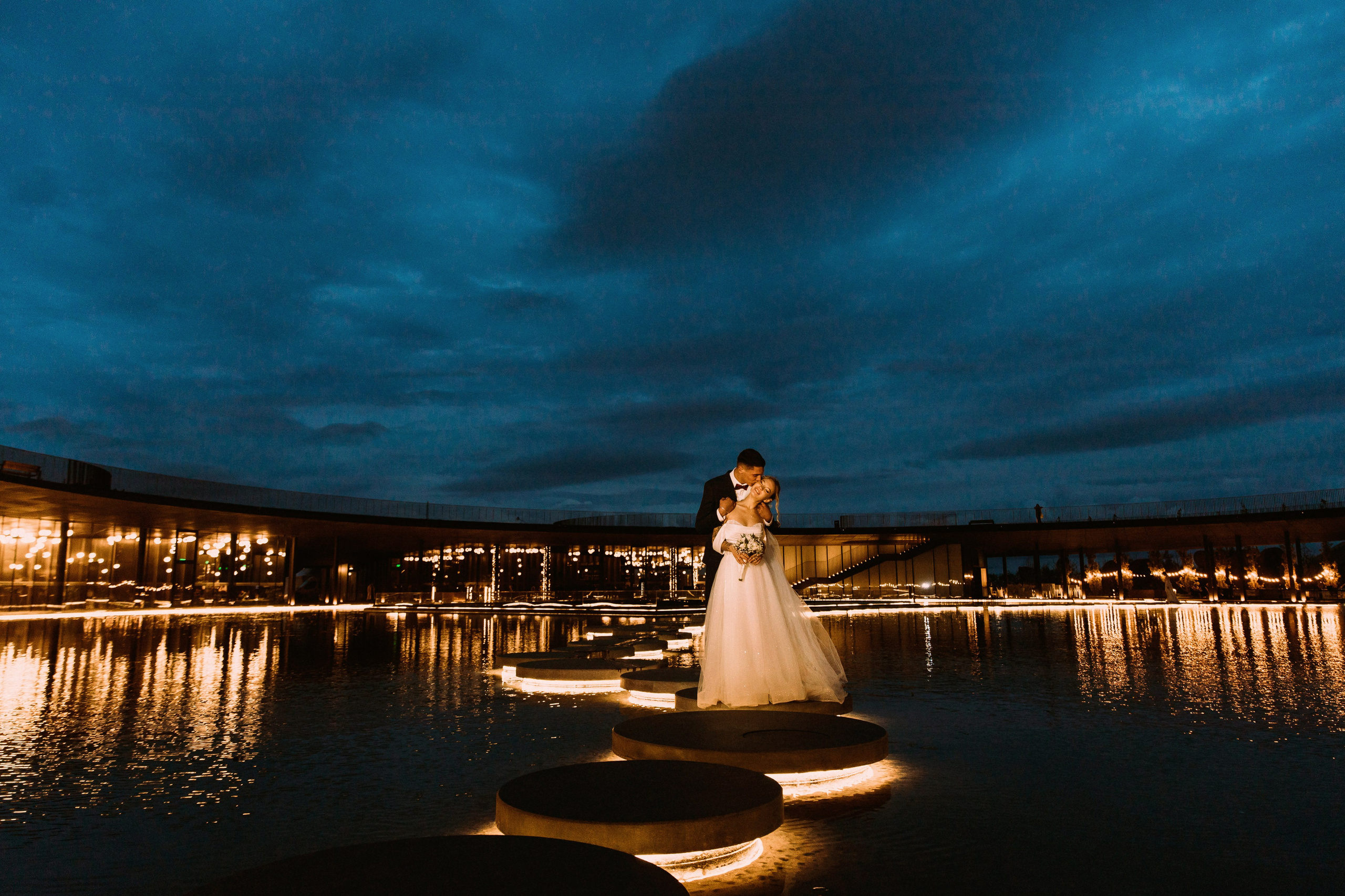 пара на парящих камнях в винном парке