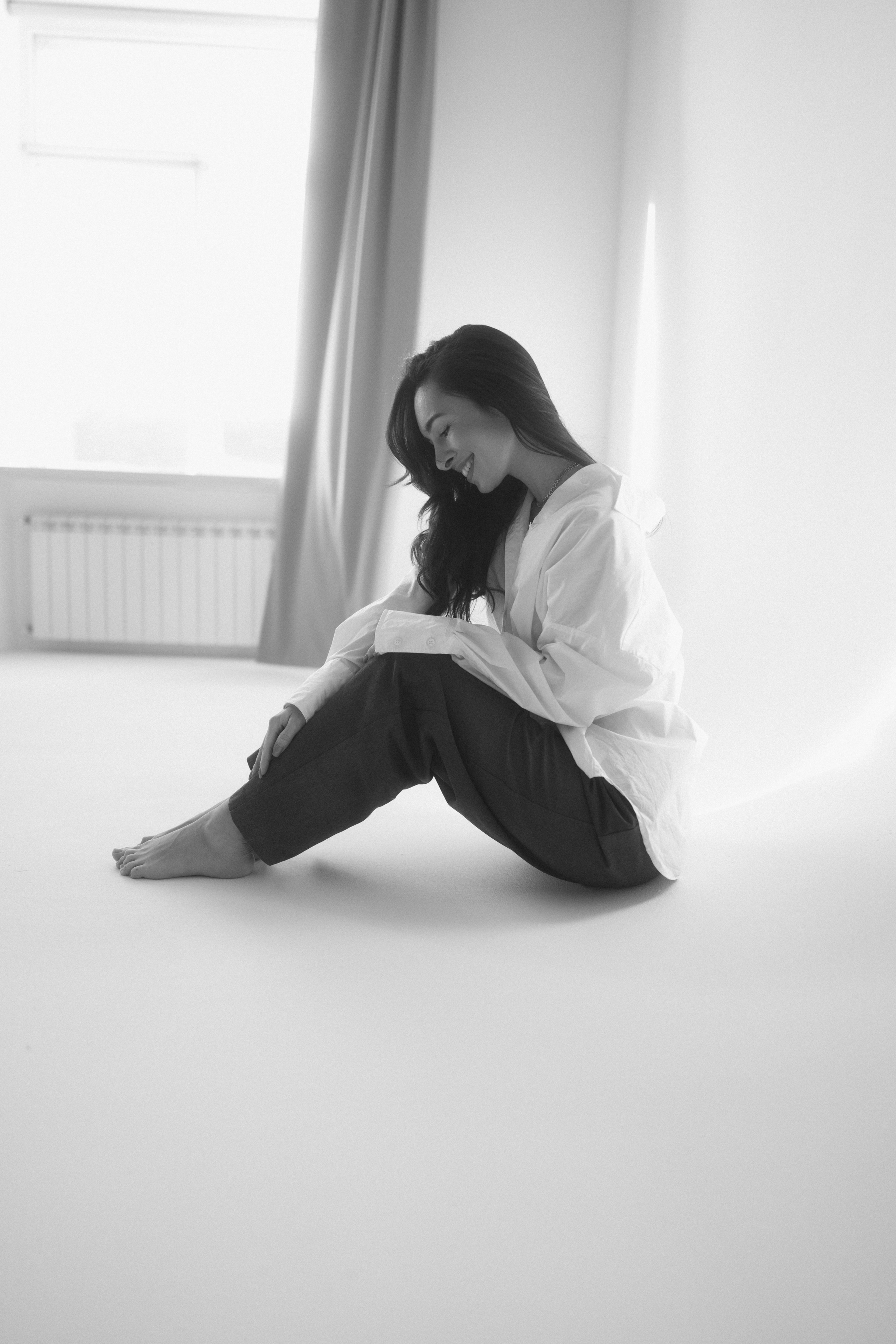 Женская портретная чб фотосессия в студии на циклораме в Казани