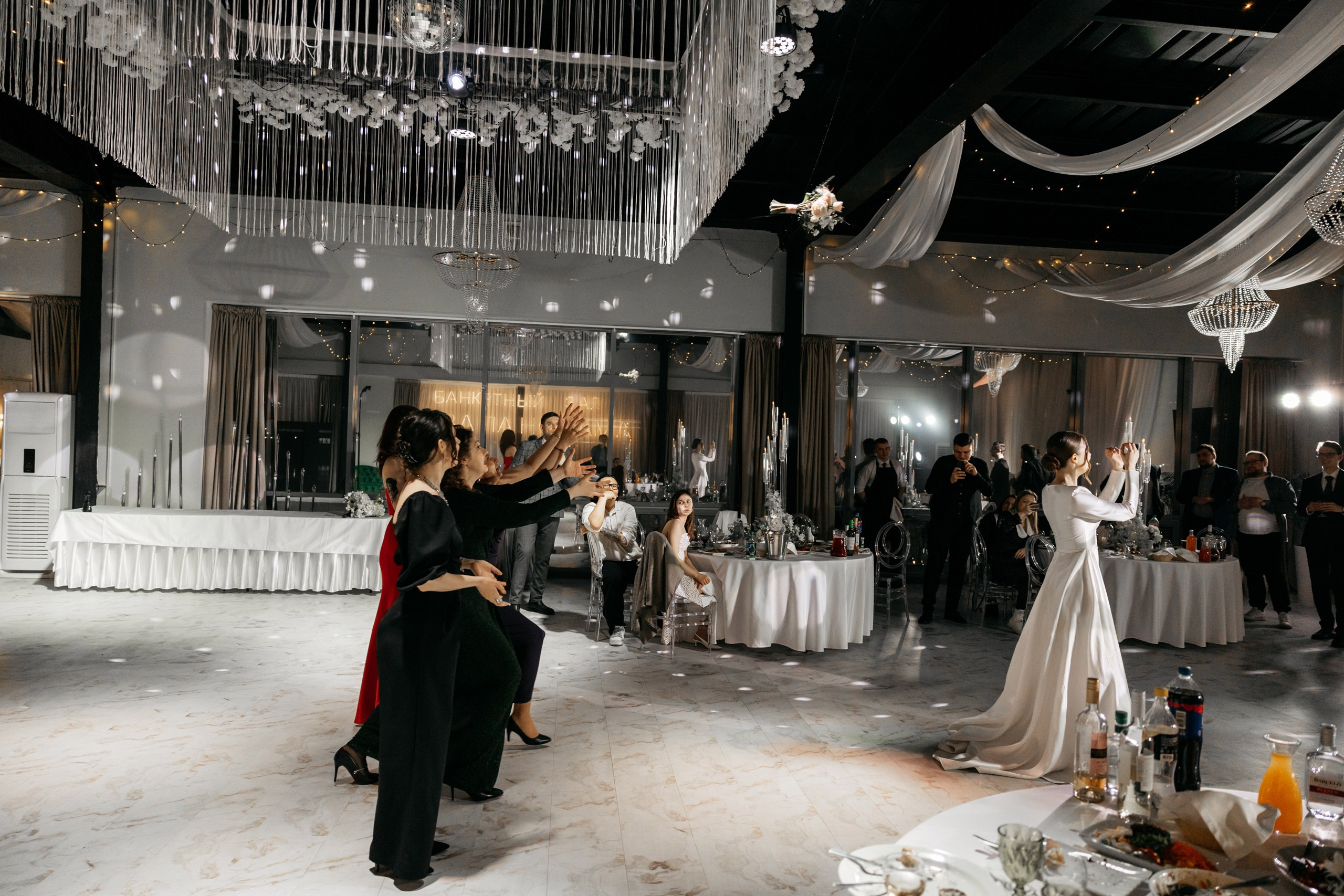 Свадебная фотосессия банкета. Свадебный и Семейный Фотограф в Гатчине и Санкт-Петербурге Виктория