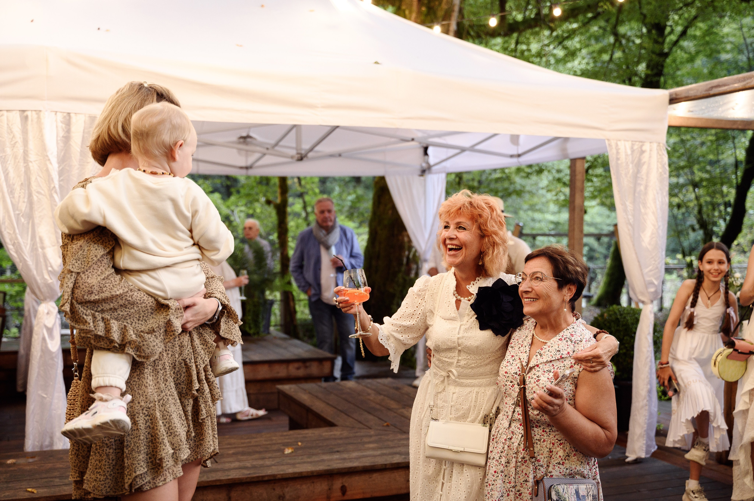 Момент церемонии бракосочетания до того как молодые вышли гости общаются