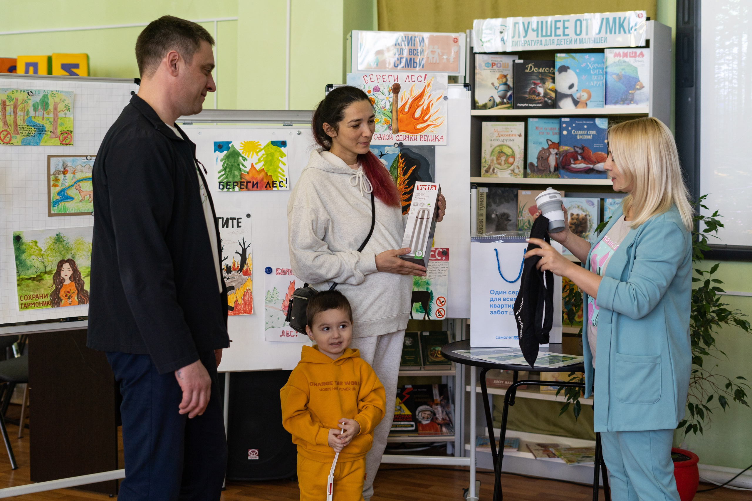 Награждение за конкурс рисунков «Берегите лес!». Фотограф Екатерина Зорина