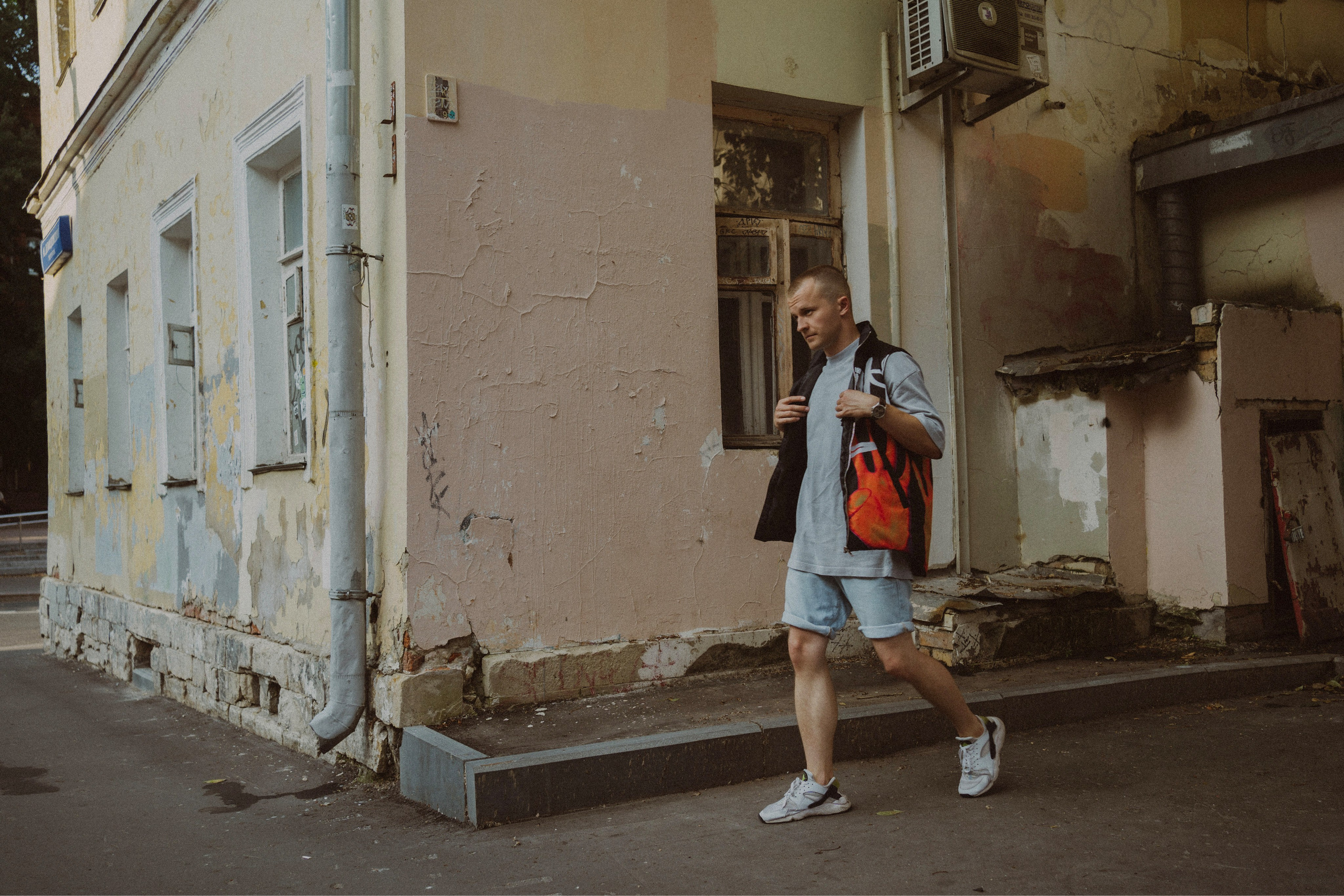 В кадре: педагог. Творческие фотосессии в Москве. Фотоальбом лидера группы ЯЛО