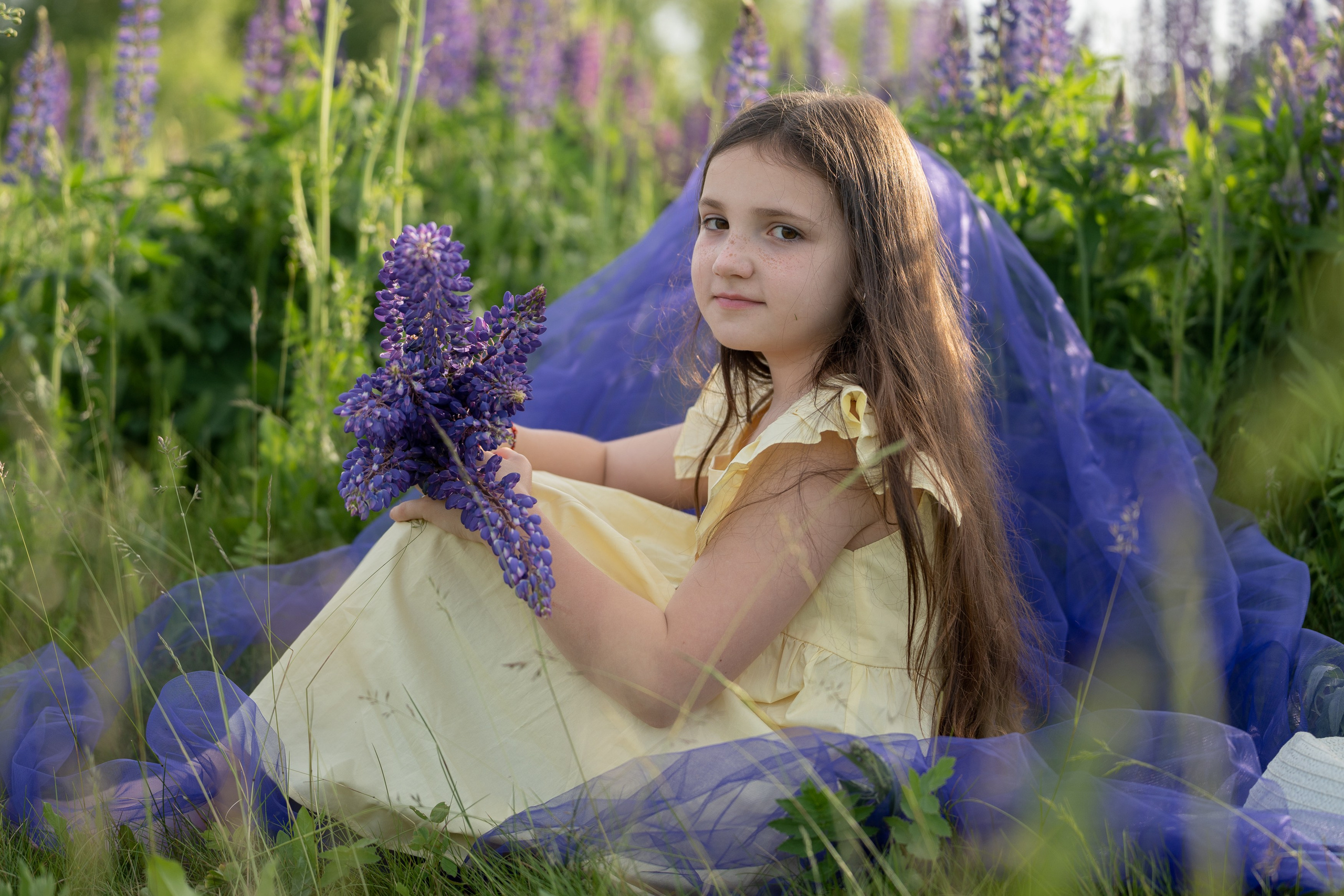 Детская фотосессия в люпинах. Портретный фотограф Олеся Владимирова в Москве