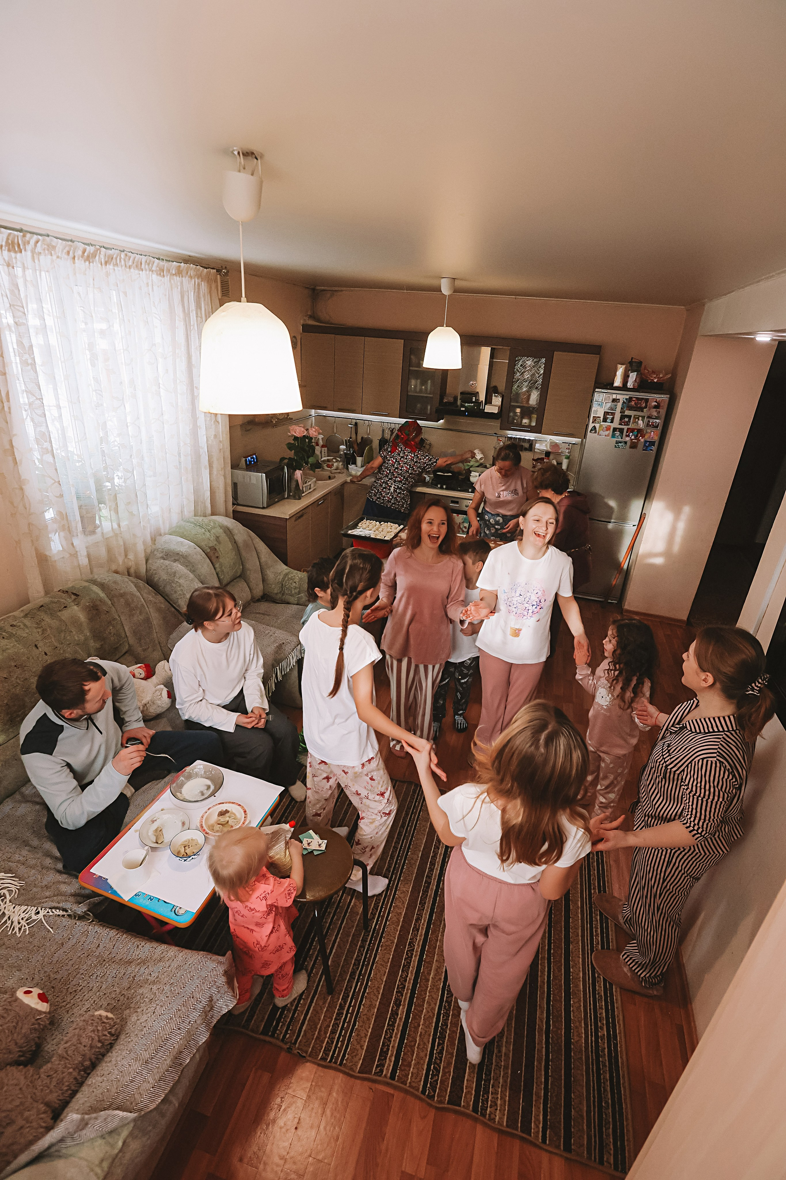 Большая семья репортаж. Семейный фотограф Тюмень, фотограф на роды Салмина Мария