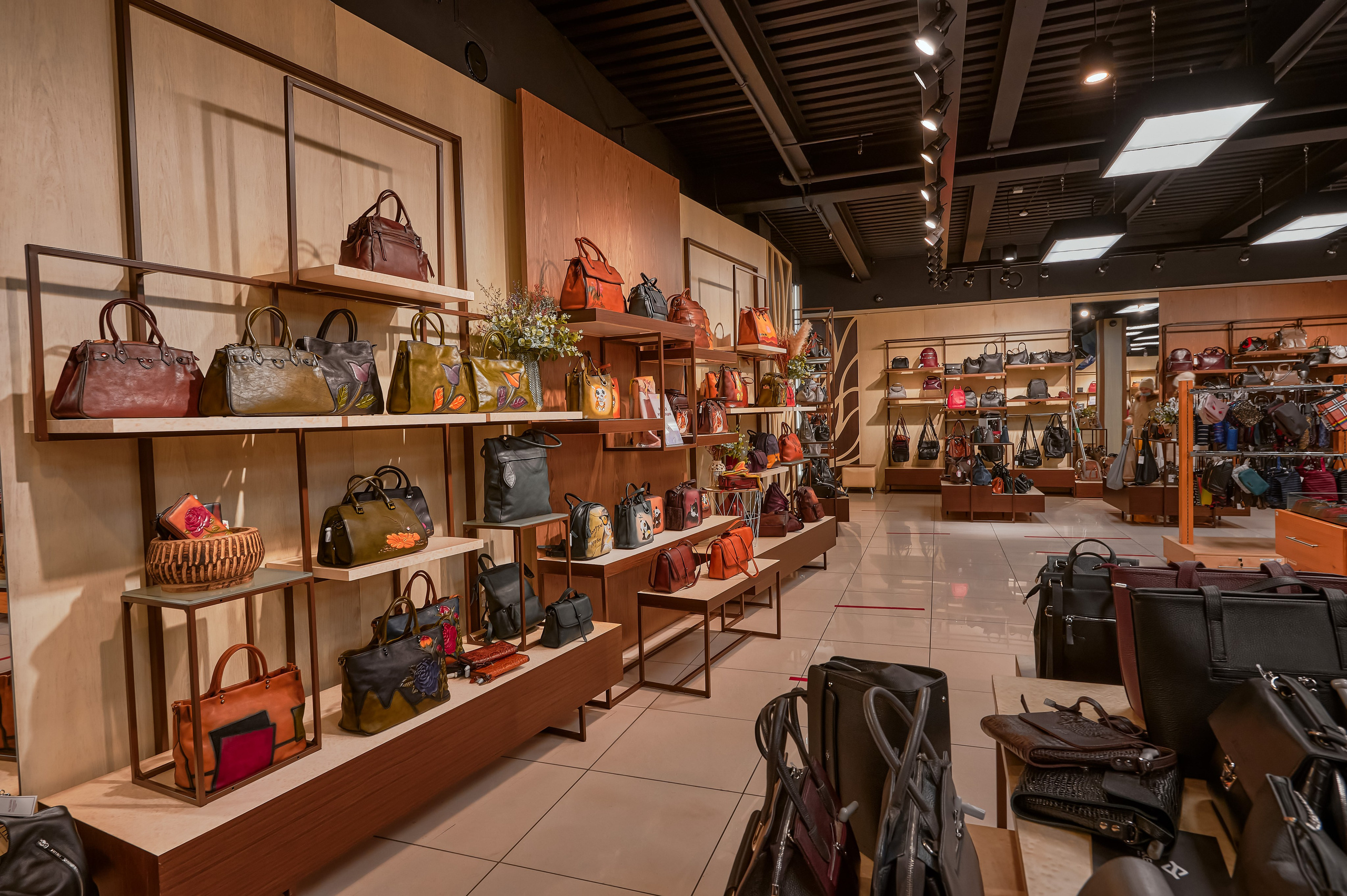 Портфолио по интерьерной и экстерьерной фотосъёмки: Мир сумок — Левый берег. Фотограф Яковлев Роман — Красноярск