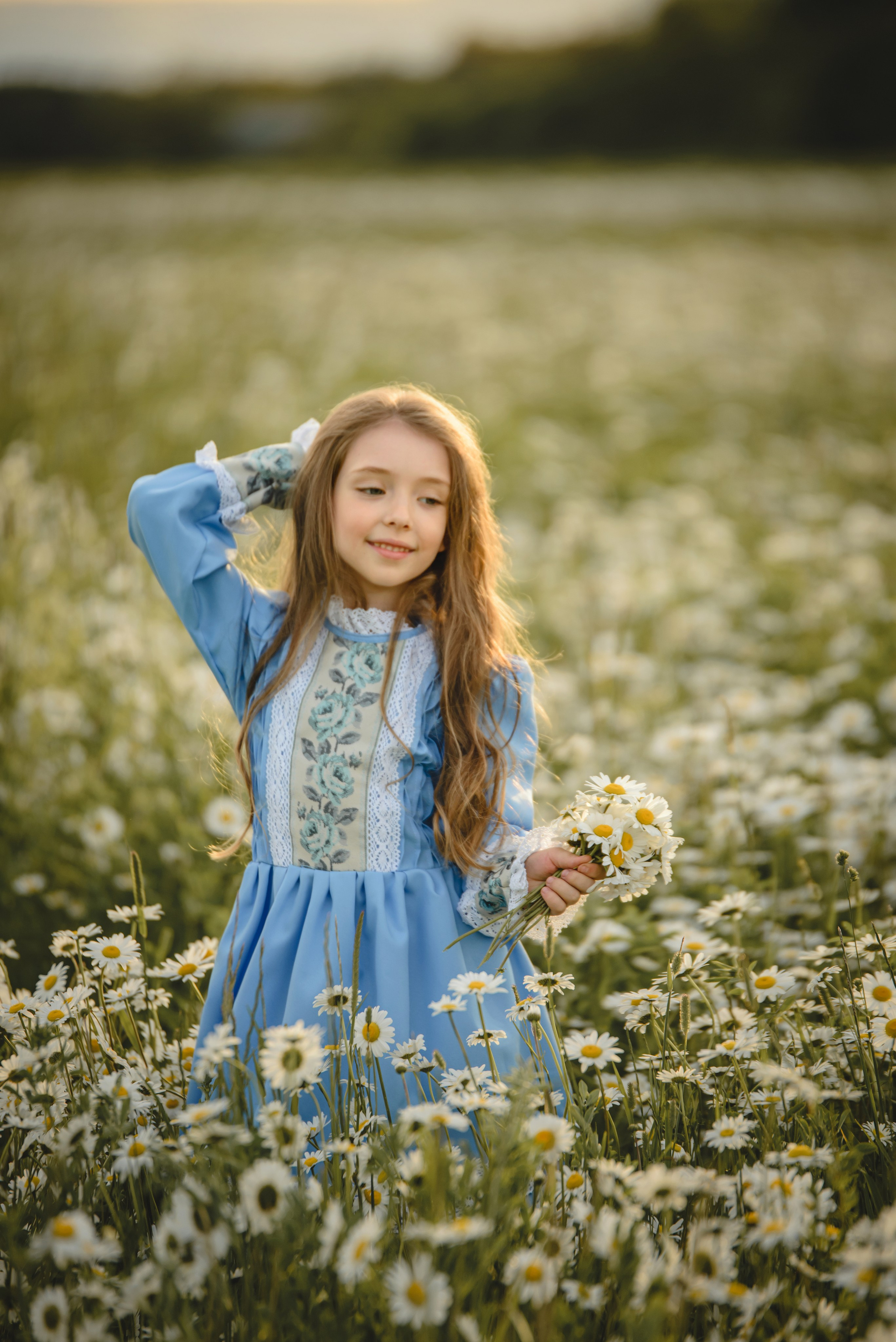 Девочка с ромашками на фотосессии