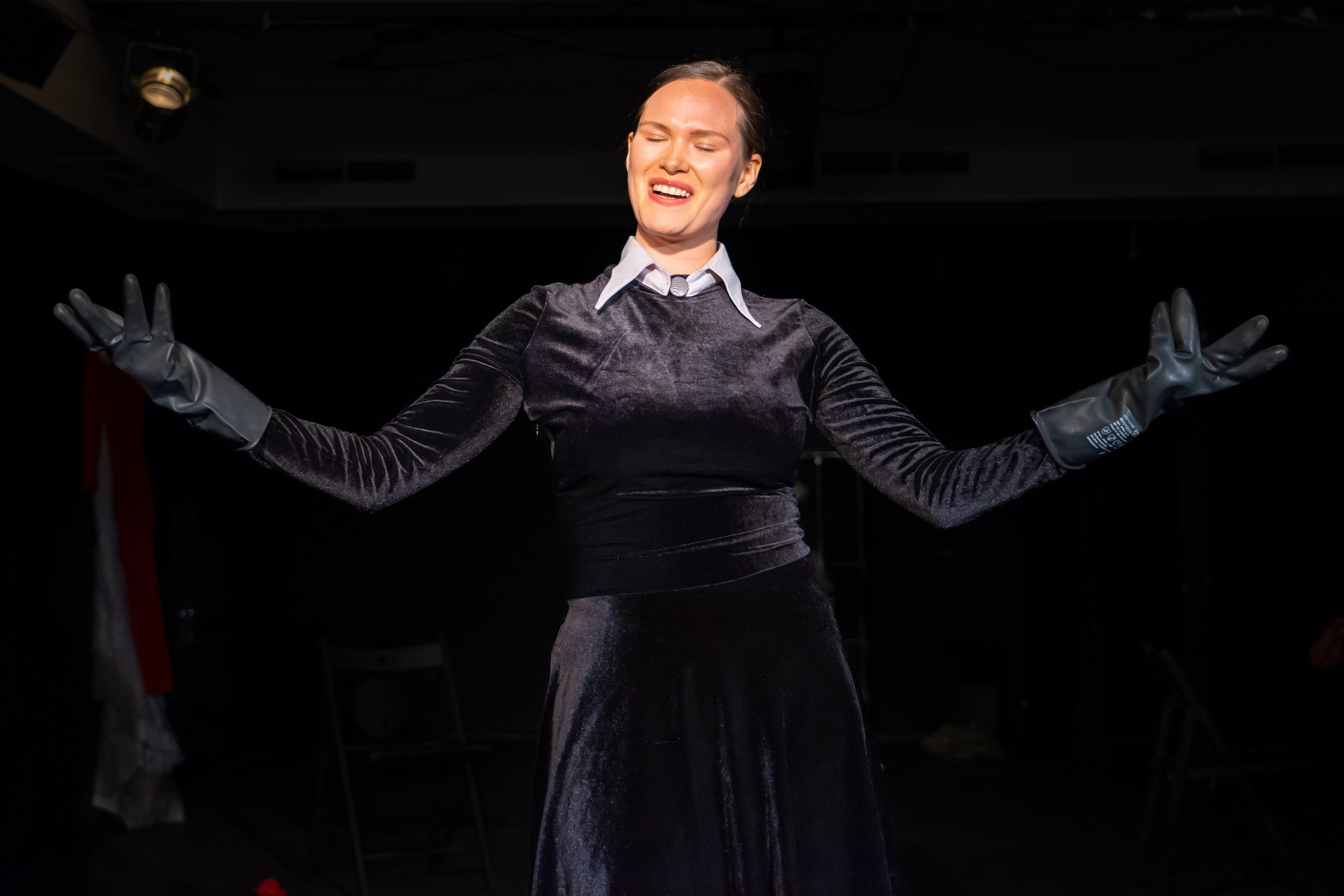 «Служанки». Фотограф Нинель Гюрсой, г. Москва