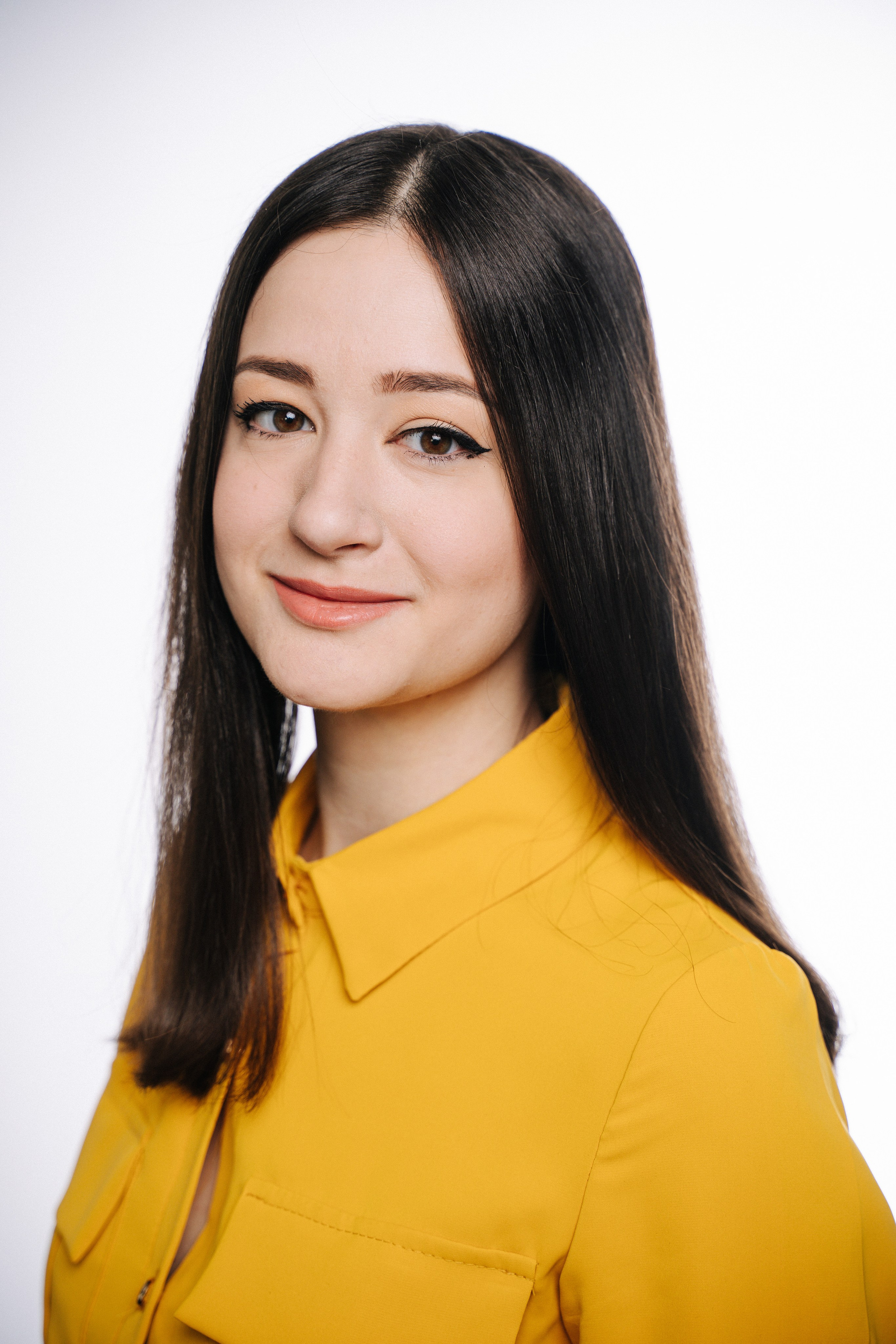 Женский портрет в офисной среде — профессиональный образ сотрудницы.